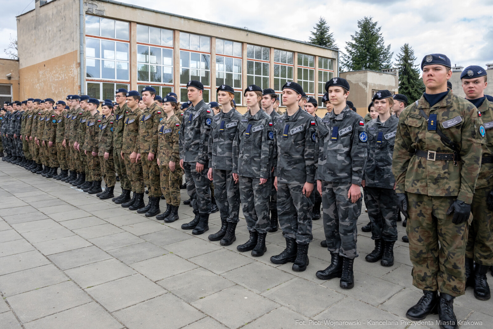 754_022_fot. Piotr Wojnarowski.jpg-Miszalski, pożegnanie, kadeci, XXV LO, pożegnanie, maturzyści  Autor: Piotr Wojnarowski