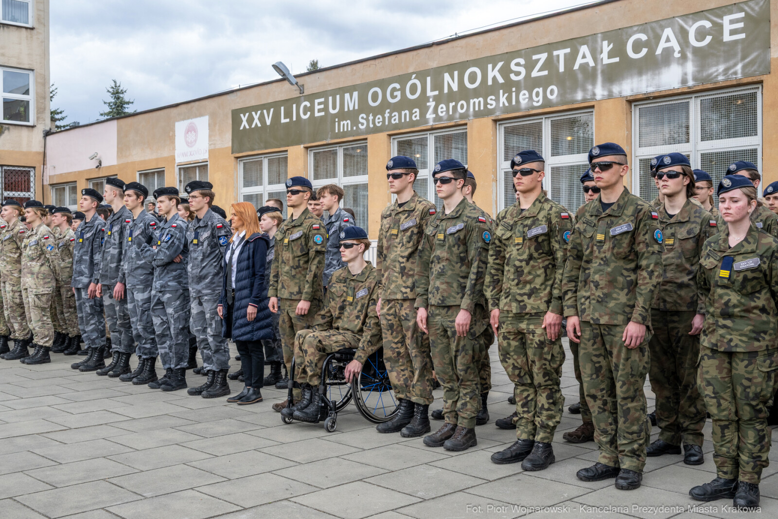 754_024_fot. Piotr Wojnarowski.jpg-Miszalski, pożegnanie, kadeci, XXV LO, pożegnanie, maturzyści  Autor: Piotr Wojnarowski