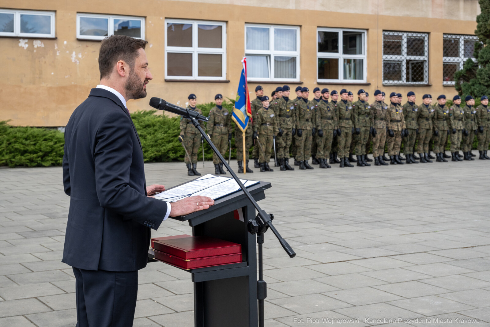 754_025_fot. Piotr Wojnarowski.jpg-Miszalski, pożegnanie, kadeci, XXV LO, pożegnanie, maturzyści  Autor: Piotr Wojnarowski