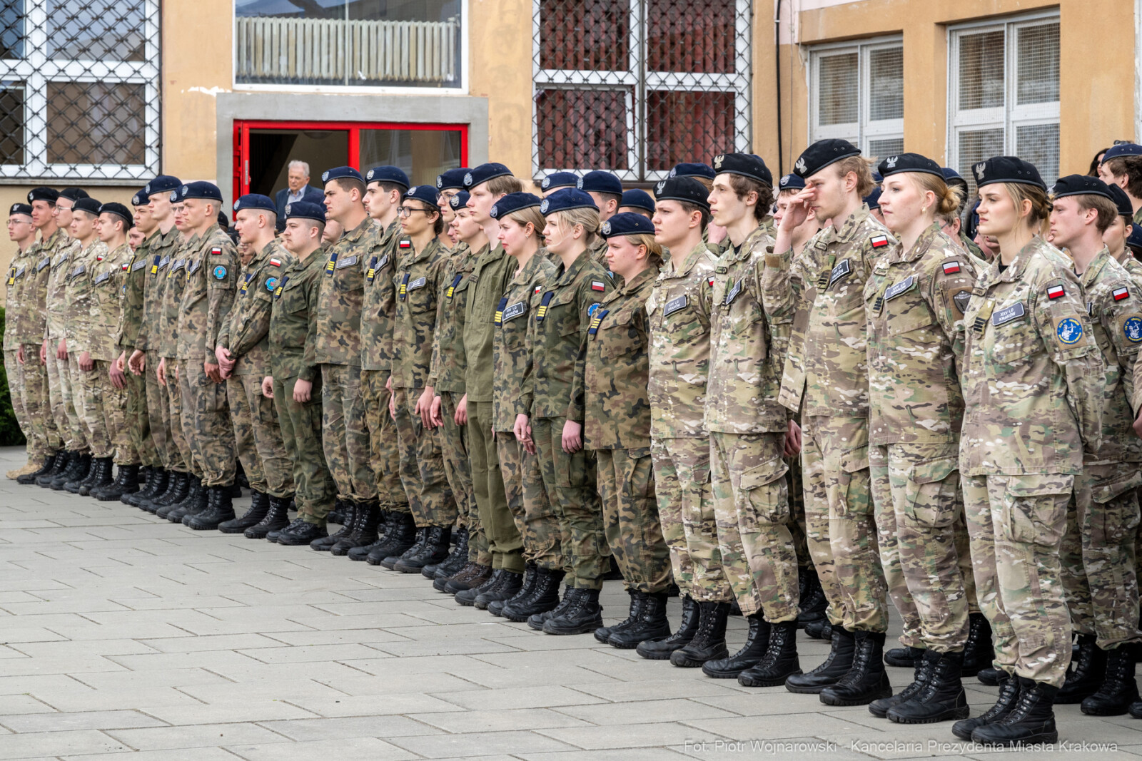 754_026_fot. Piotr Wojnarowski.jpg-Miszalski, pożegnanie, kadeci, XXV LO, pożegnanie, maturzyści  Autor: Piotr Wojnarowski