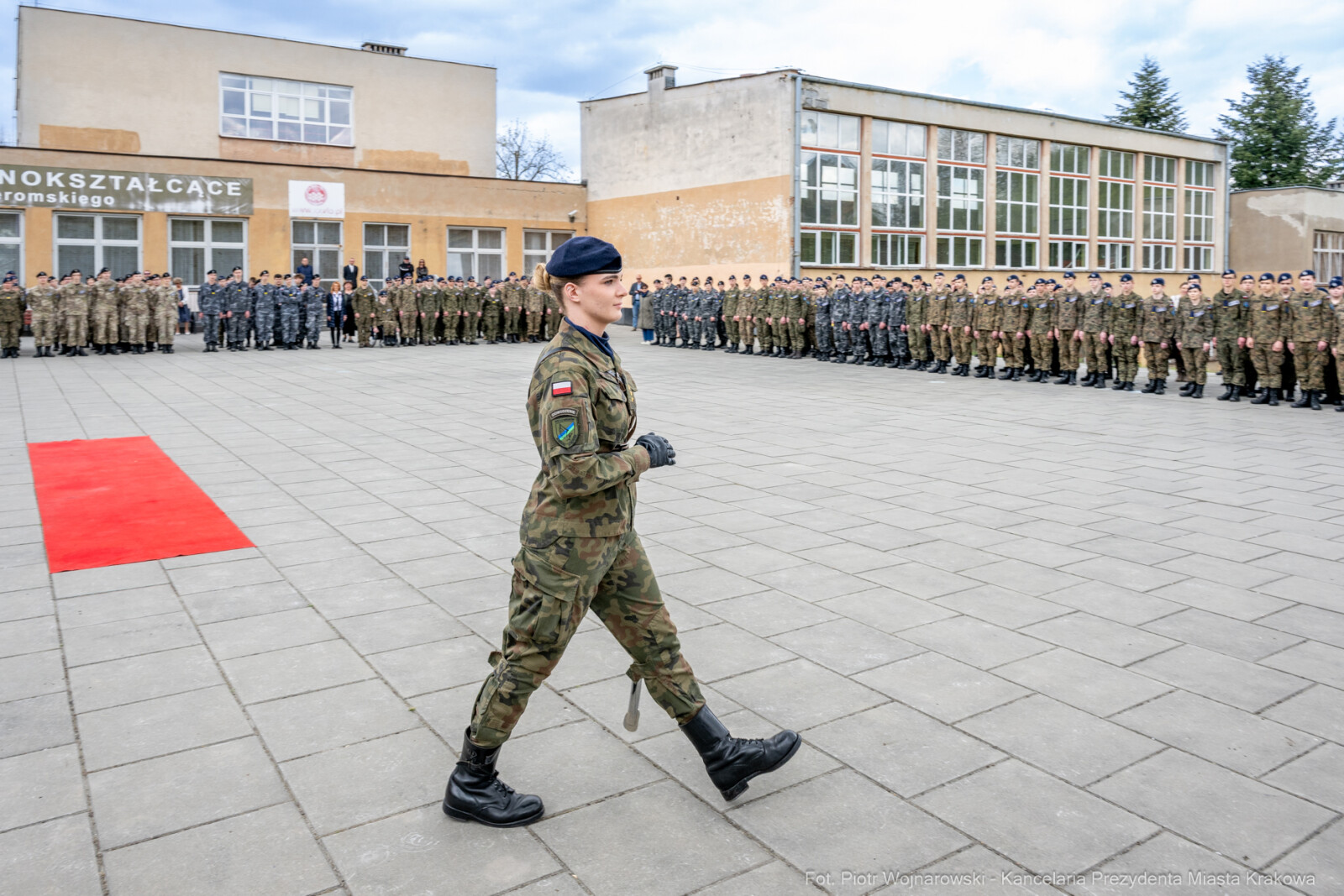 754_029_fot. Piotr Wojnarowski.jpg-Miszalski, pożegnanie, kadeci, XXV LO, pożegnanie, maturzyści  Autor: Piotr Wojnarowski