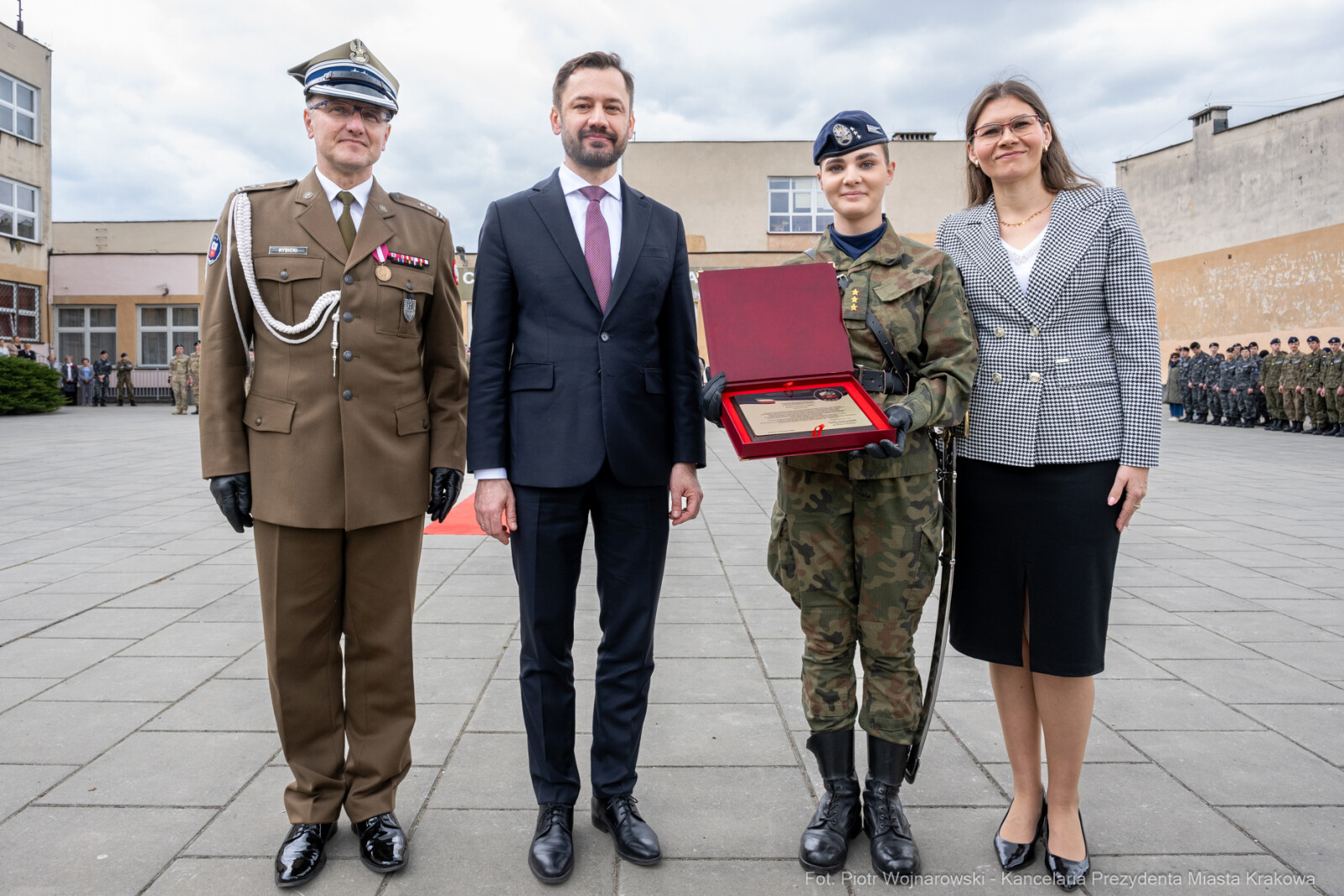 754_033_fot. Piotr Wojnarowski.jpg-Miszalski, pożegnanie, kadeci, XXV LO, pożegnanie, maturzyści  Autor: Piotr Wojnarowski