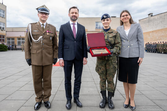 754_033_fot. Piotr Wojnarowski.jpg-Miszalski, pożegnanie, kadeci, XXV LO, pożegnanie, maturzyści