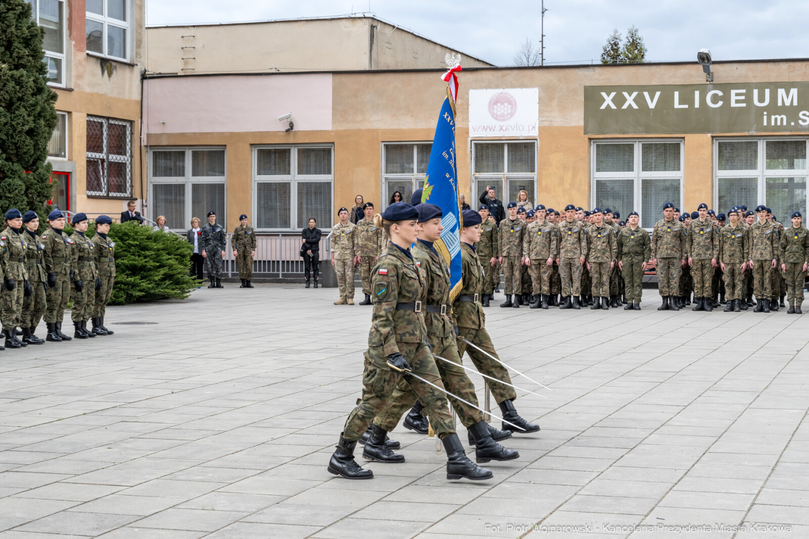 754_034_fot. Piotr Wojnarowski.jpg-Miszalski, pożegnanie, kadeci, XXV LO, pożegnanie, maturzyści  Autor: Piotr Wojnarowski