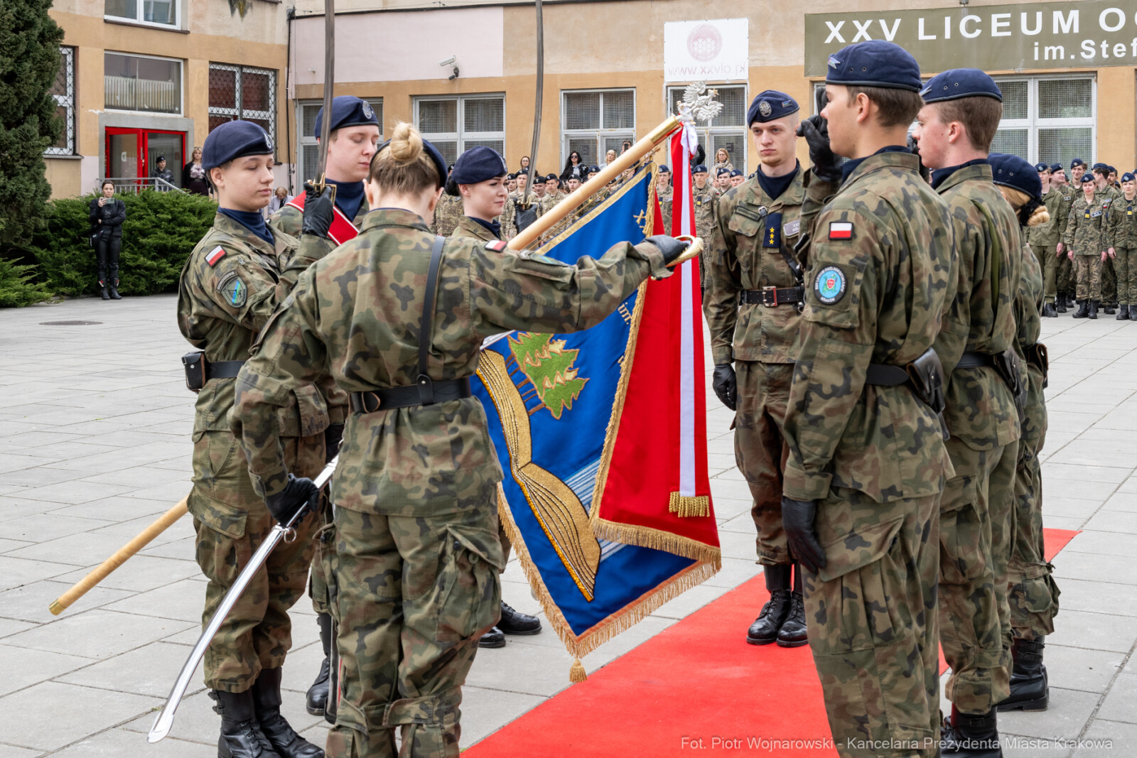 754_035_fot. Piotr Wojnarowski.jpg-Miszalski, pożegnanie, kadeci, XXV LO, pożegnanie, maturzyści  Autor: Piotr Wojnarowski