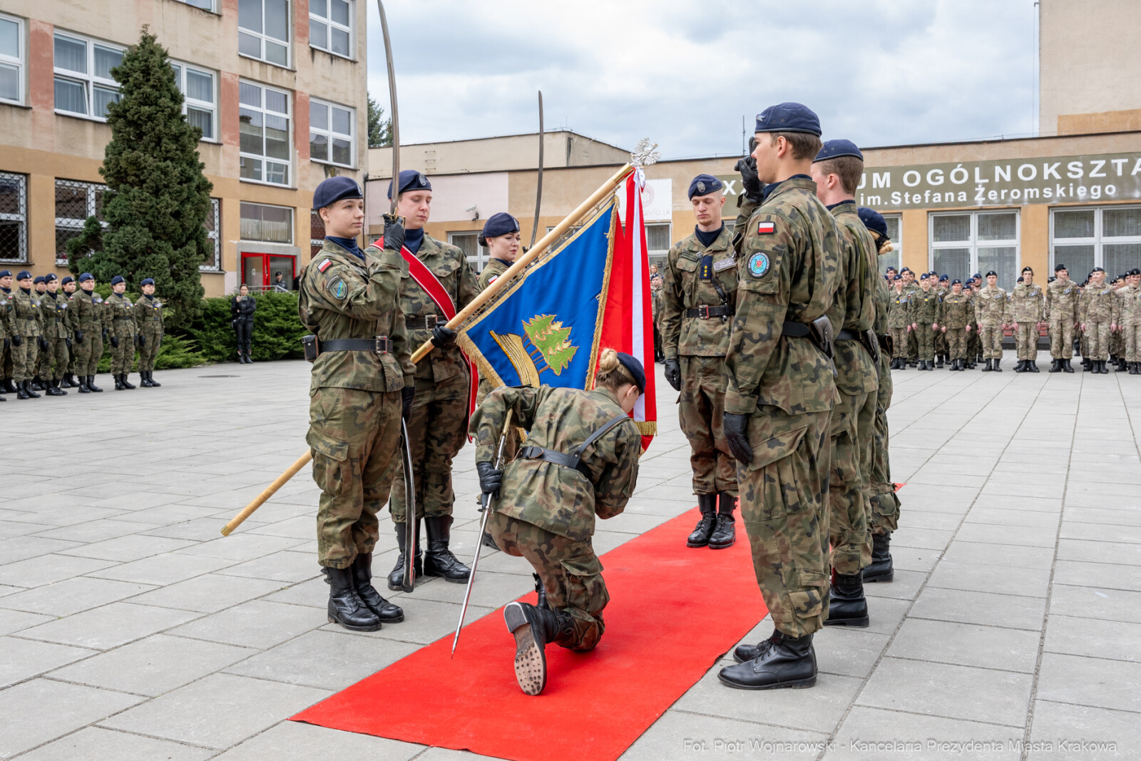 754_036_fot. Piotr Wojnarowski.jpg-Miszalski, pożegnanie, kadeci, XXV LO, pożegnanie, maturzyści  Autor: Piotr Wojnarowski
