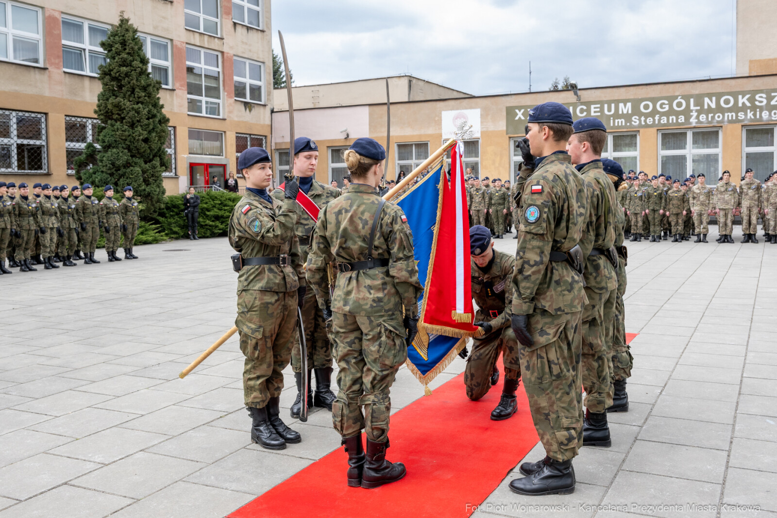 754_037_fot. Piotr Wojnarowski.jpg-Miszalski, pożegnanie, kadeci, XXV LO, pożegnanie, maturzyści  Autor: Piotr Wojnarowski