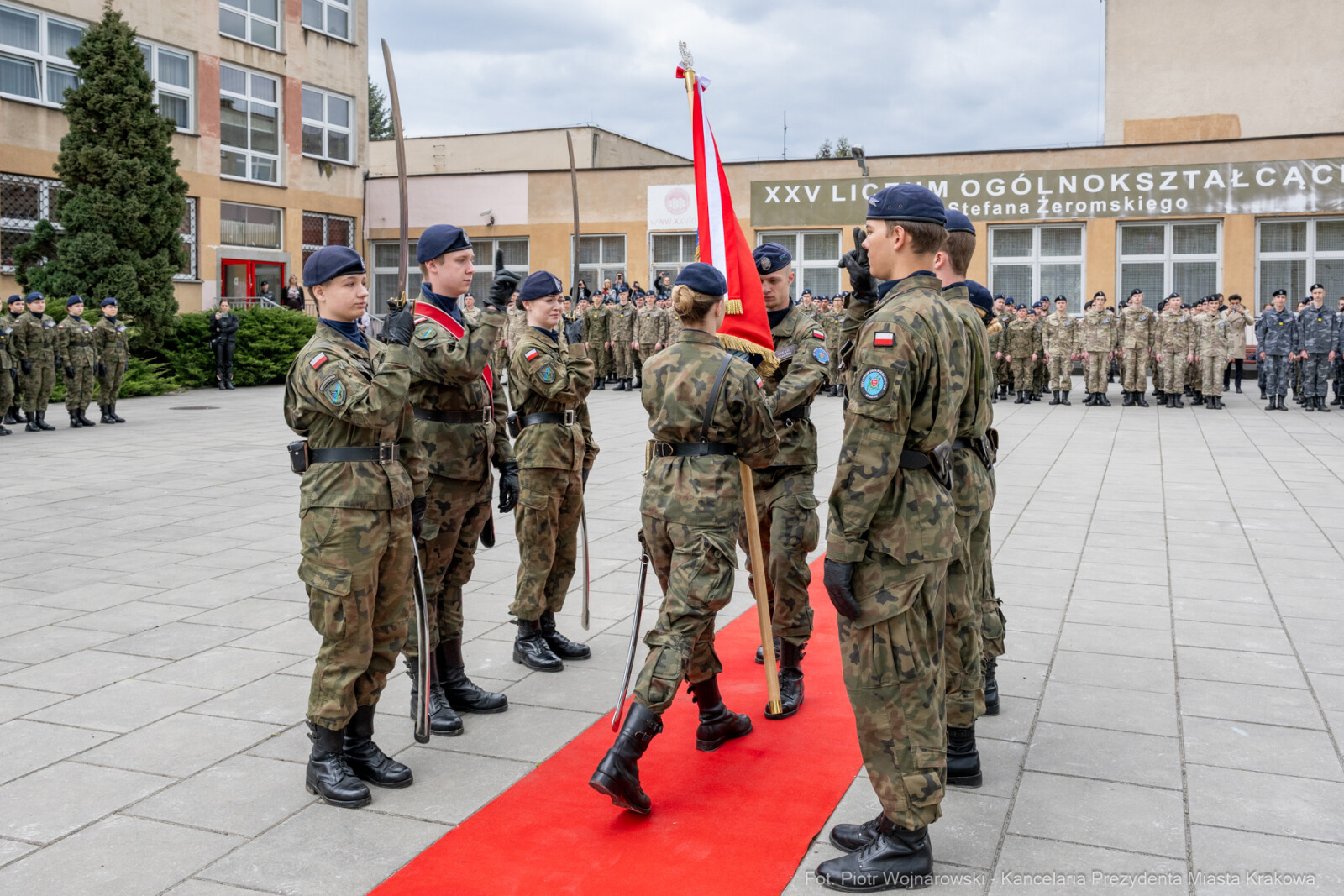 754_038_fot. Piotr Wojnarowski.jpg-Miszalski, pożegnanie, kadeci, XXV LO, pożegnanie, maturzyści  Autor: Piotr Wojnarowski