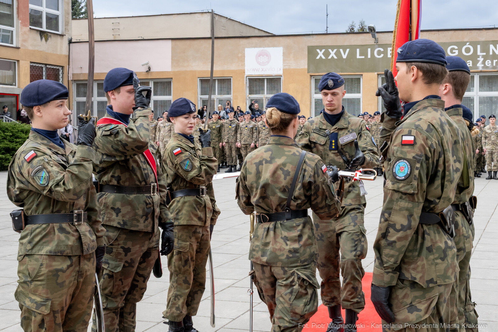 754_039_fot. Piotr Wojnarowski.jpg-Miszalski, pożegnanie, kadeci, XXV LO, pożegnanie, maturzyści  Autor: Piotr Wojnarowski