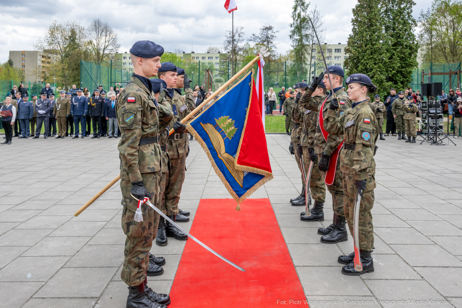 754_040_fot. Piotr Wojnarowski.jpg-Miszalski, pożegnanie, kadeci, XXV LO, pożegnanie, maturzyści  Autor: Piotr Wojnarowski