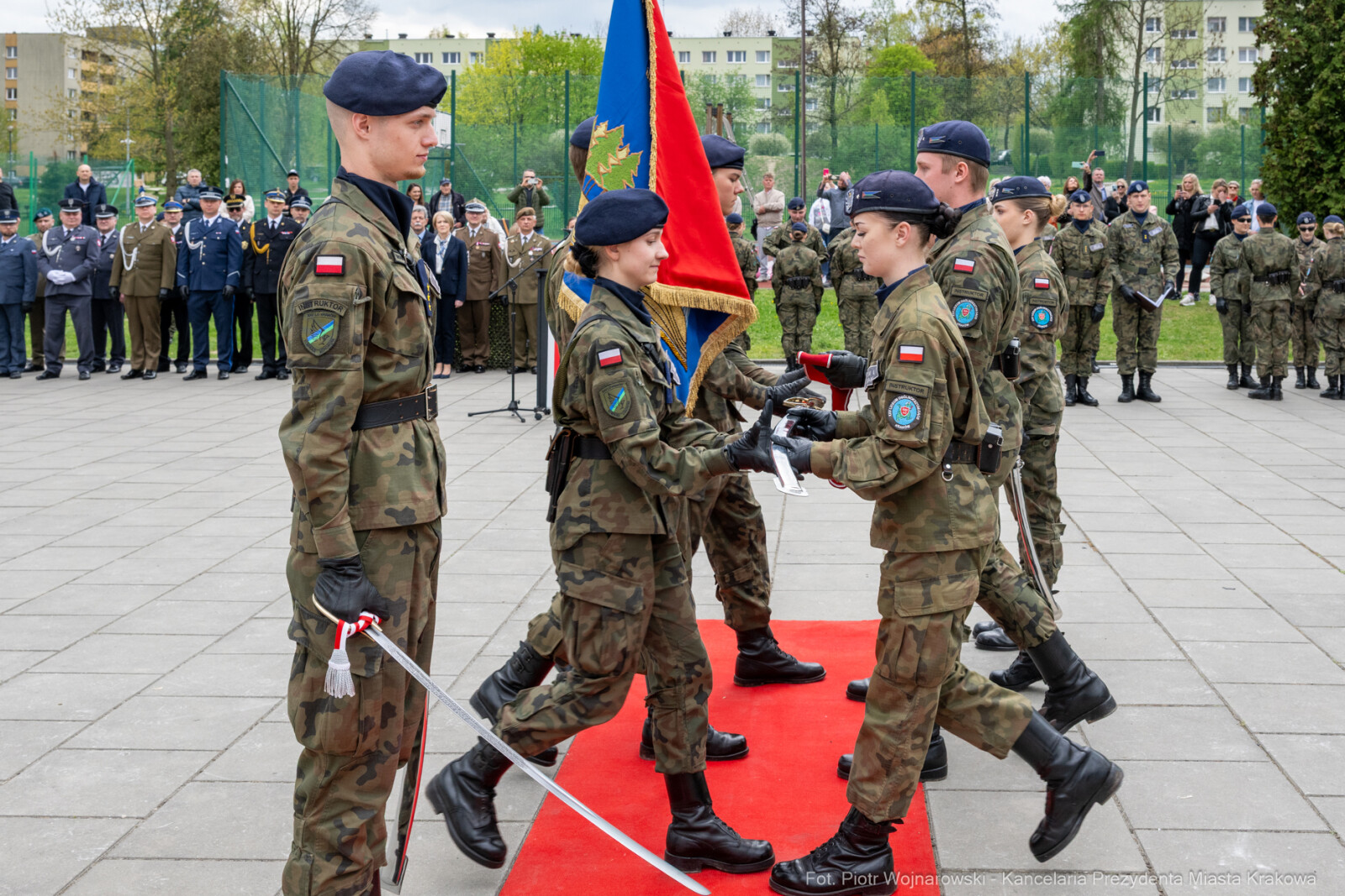 754_041_fot. Piotr Wojnarowski.jpg-Miszalski, pożegnanie, kadeci, XXV LO, pożegnanie, maturzyści  Autor: Piotr Wojnarowski