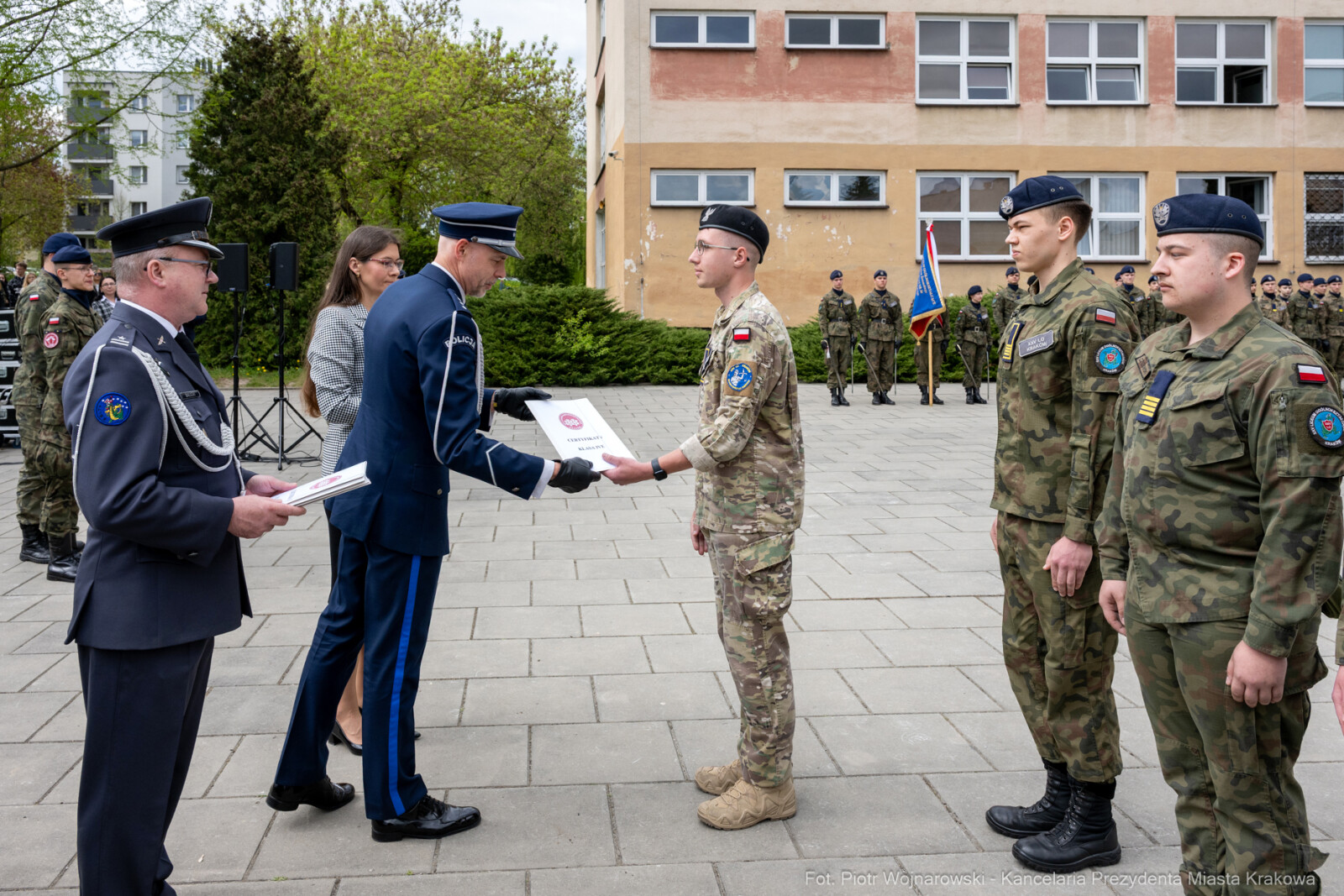 754_042_fot. Piotr Wojnarowski.jpg-Miszalski, pożegnanie, kadeci, XXV LO, pożegnanie, maturzyści  Autor: Piotr Wojnarowski