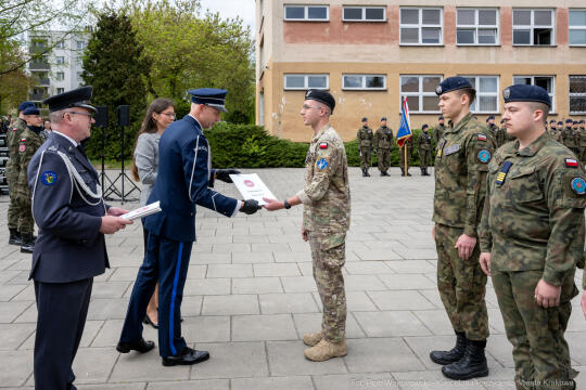 754_042_fot. Piotr Wojnarowski.jpg-Miszalski, pożegnanie, kadeci, XXV LO, pożegnanie, maturzyści