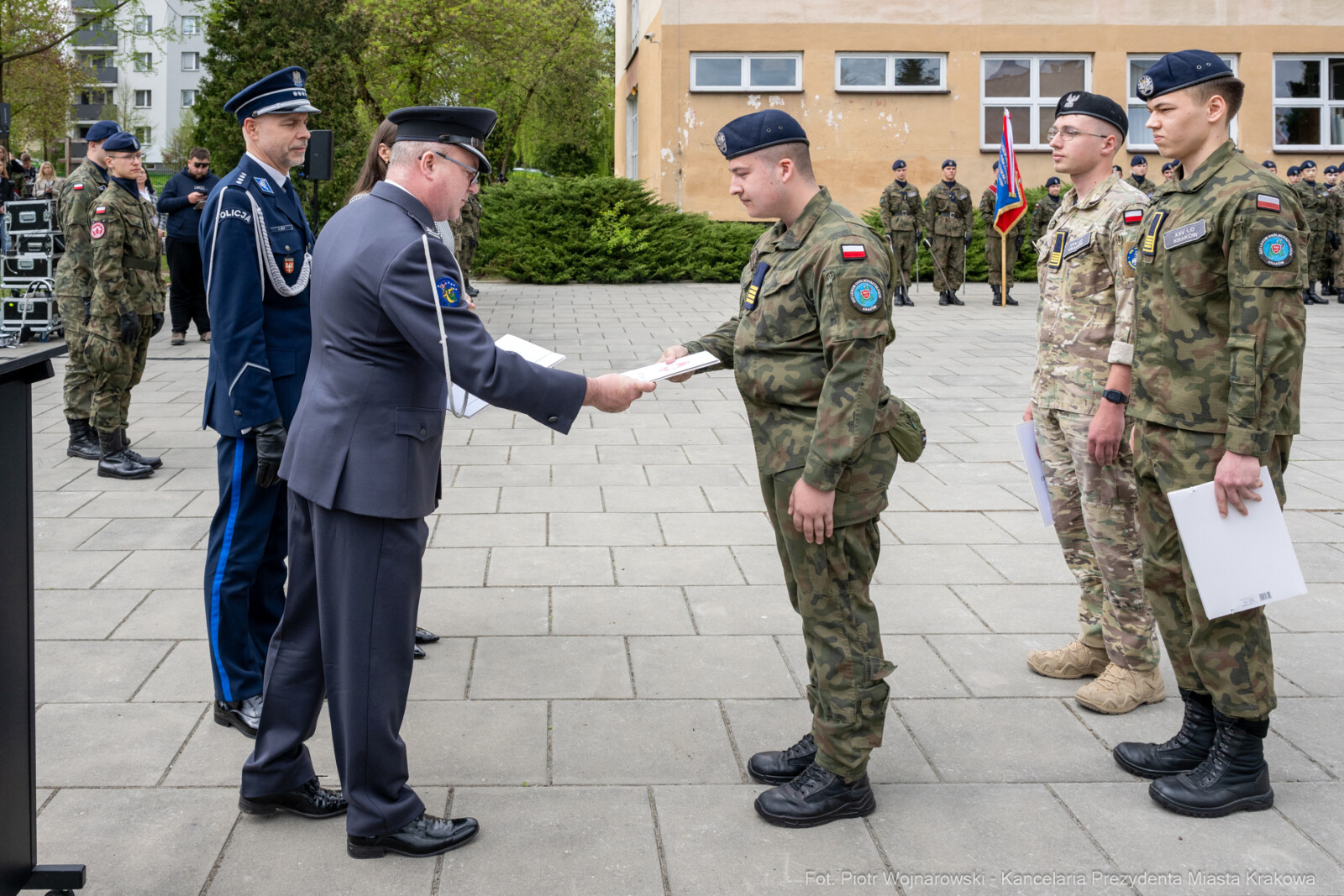 754_044_fot. Piotr Wojnarowski.jpg-Miszalski, pożegnanie, kadeci, XXV LO, pożegnanie, maturzyści  Autor: Piotr Wojnarowski