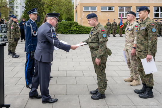 754_044_fot. Piotr Wojnarowski.jpg-Miszalski, pożegnanie, kadeci, XXV LO, pożegnanie, maturzyści