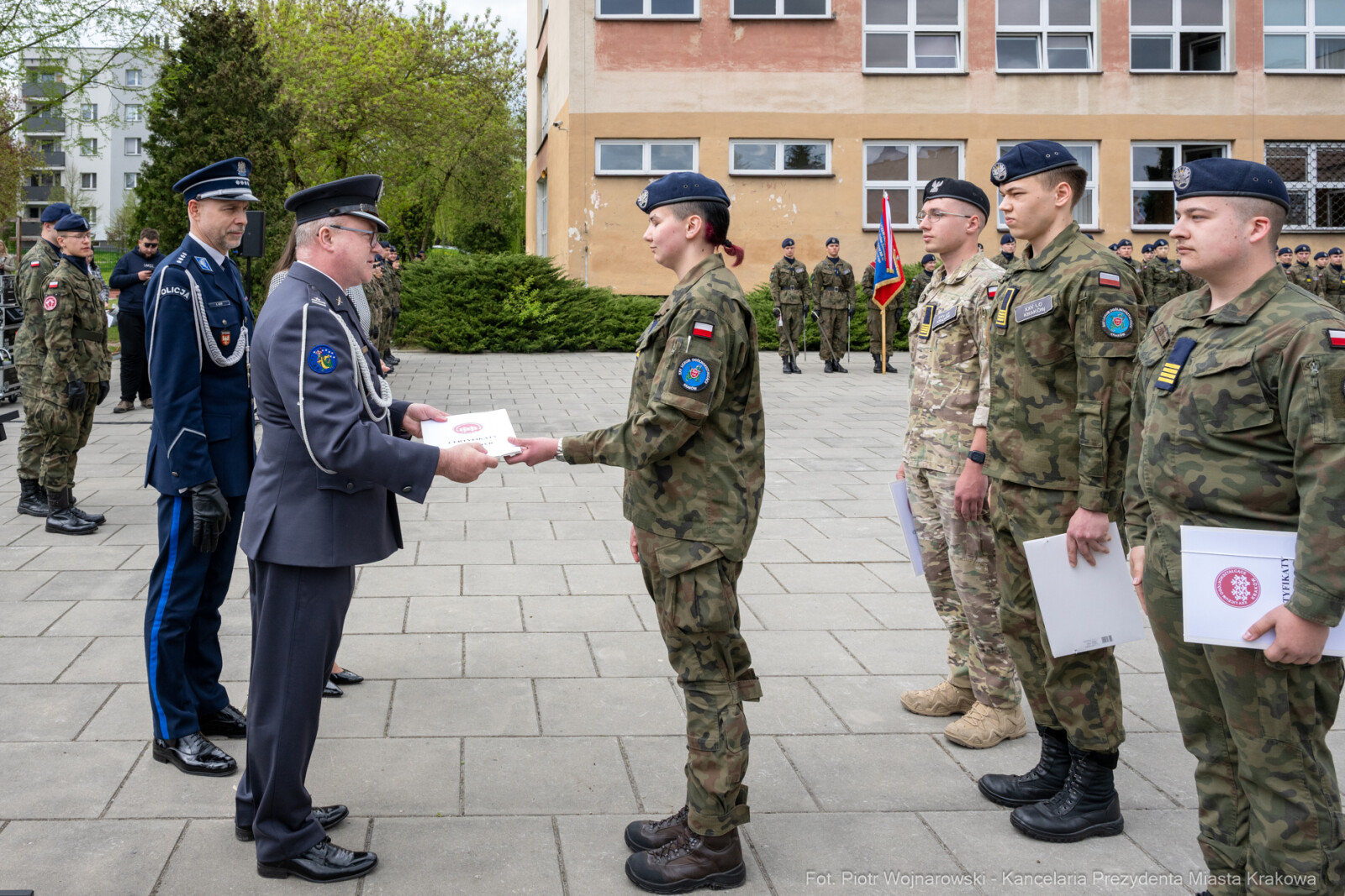 754_045_fot. Piotr Wojnarowski.jpg-Miszalski, pożegnanie, kadeci, XXV LO, pożegnanie, maturzyści  Autor: Piotr Wojnarowski