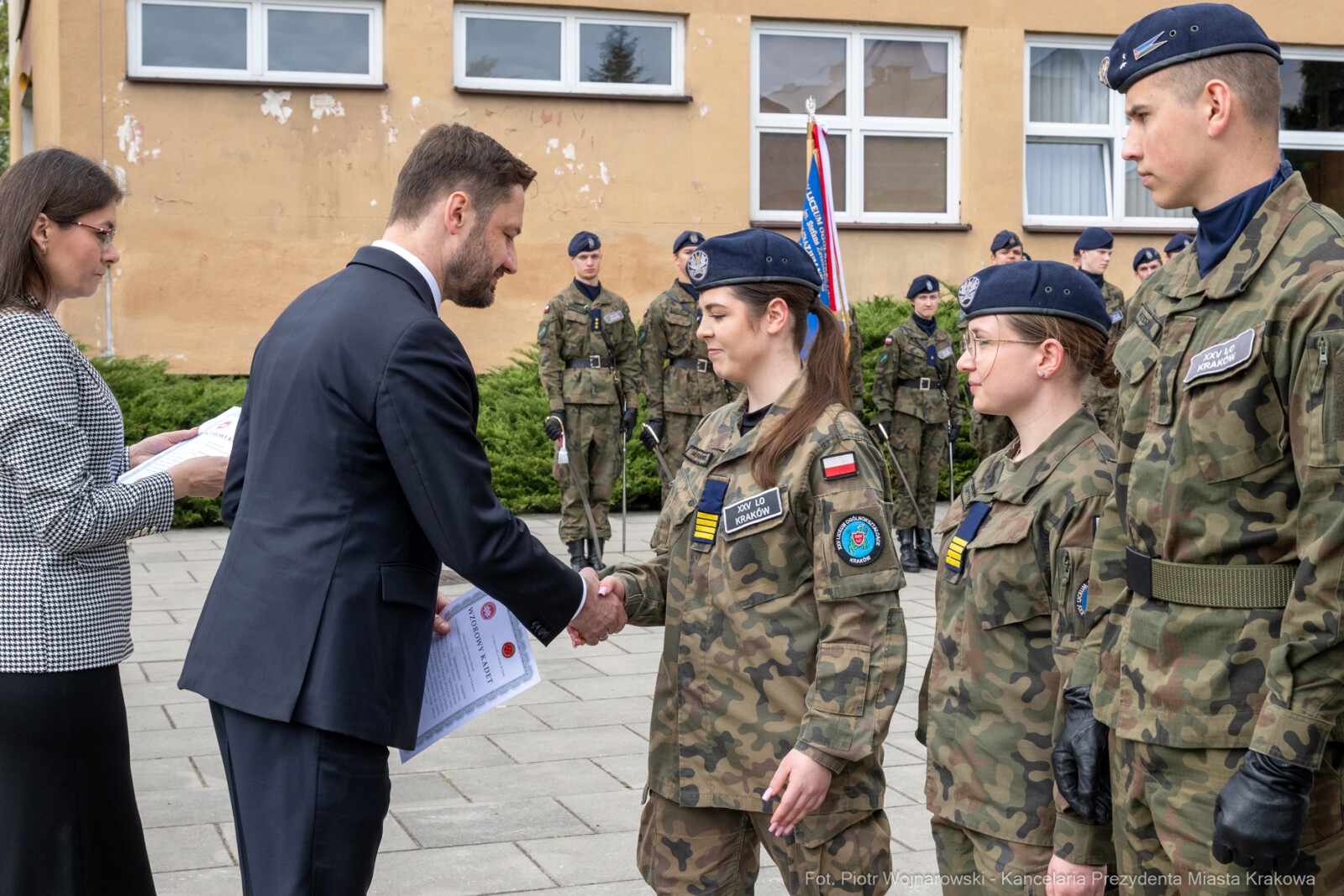 754_046_fot. Piotr Wojnarowski.jpg-Miszalski, pożegnanie, kadeci, XXV LO, pożegnanie, maturzyści  Autor: Piotr Wojnarowski