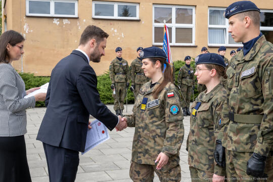 754_046_fot. Piotr Wojnarowski.jpg-Miszalski, pożegnanie, kadeci, XXV LO, pożegnanie, maturzyści