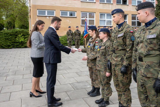 754_047_fot. Piotr Wojnarowski.jpg-Miszalski, pożegnanie, kadeci, XXV LO, pożegnanie, maturzyści