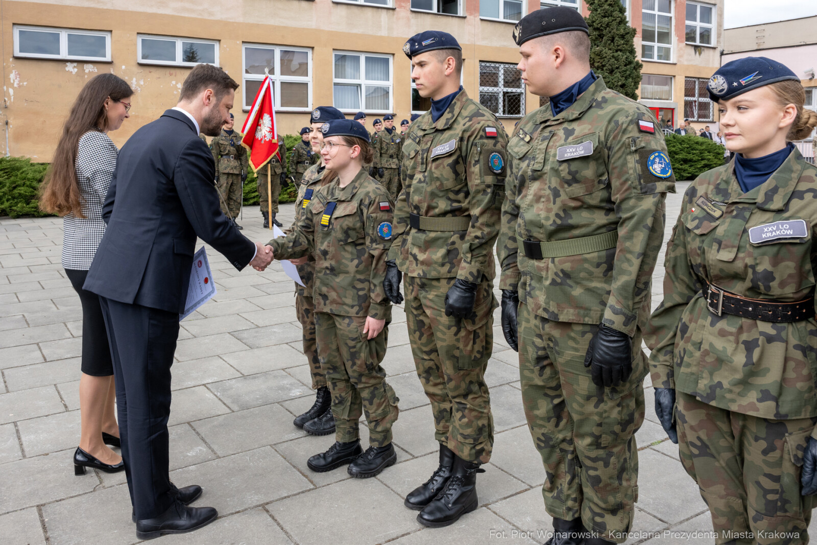 754_048_fot. Piotr Wojnarowski.jpg-Miszalski, pożegnanie, kadeci, XXV LO, pożegnanie, maturzyści  Autor: Piotr Wojnarowski