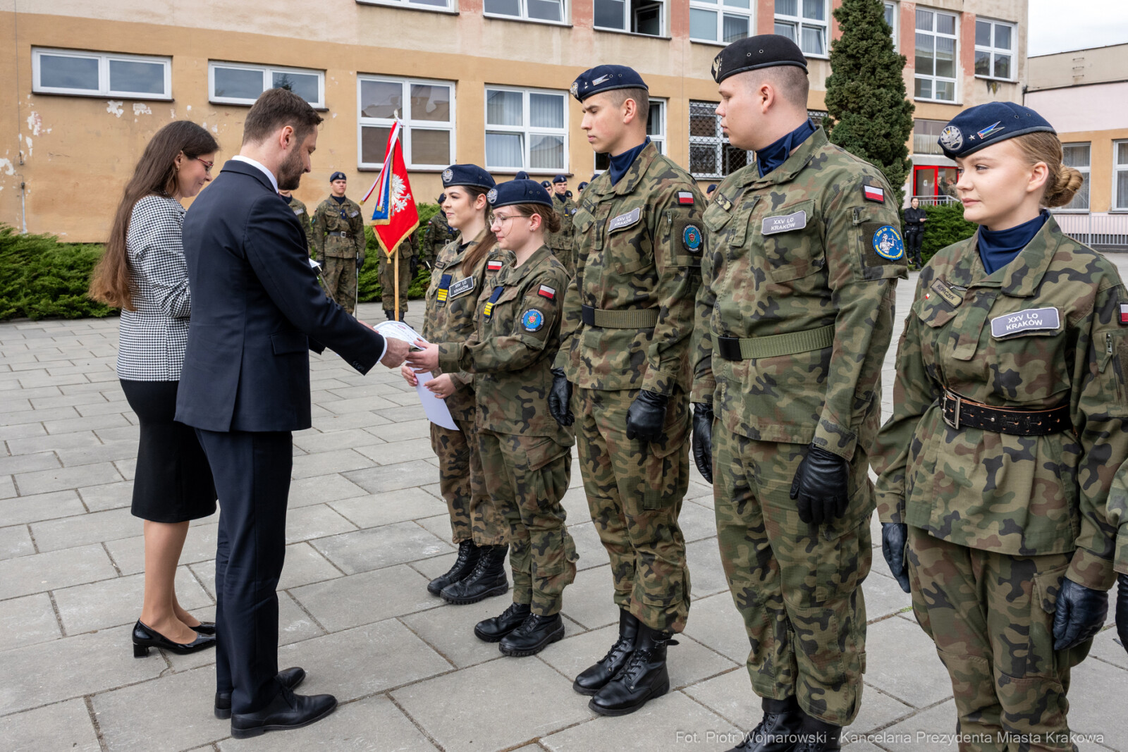 754_049_fot. Piotr Wojnarowski.jpg-Miszalski, pożegnanie, kadeci, XXV LO, pożegnanie, maturzyści  Autor: Piotr Wojnarowski