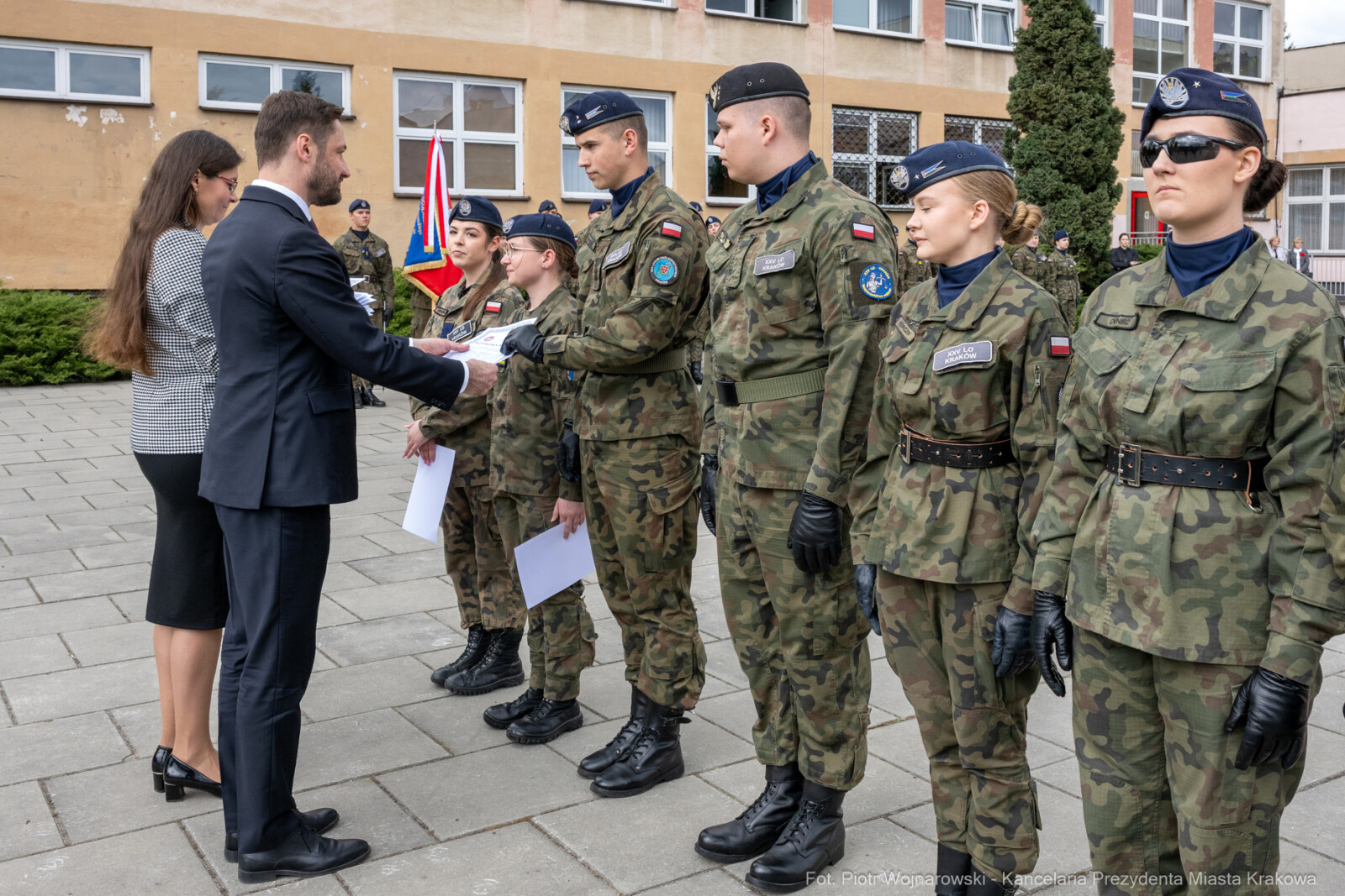 754_050_fot. Piotr Wojnarowski.jpg-Miszalski, pożegnanie, kadeci, XXV LO, pożegnanie, maturzyści  Autor: Piotr Wojnarowski