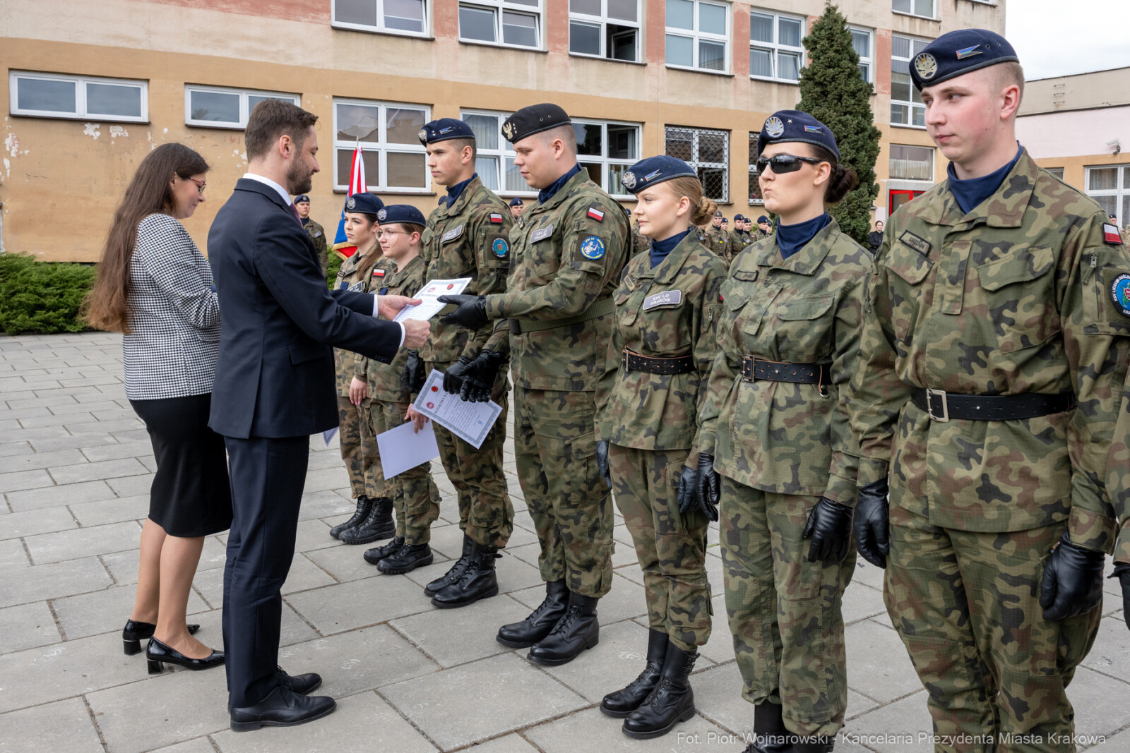 754_051_fot. Piotr Wojnarowski.jpg-Miszalski, pożegnanie, kadeci, XXV LO, pożegnanie, maturzyści  Autor: Piotr Wojnarowski