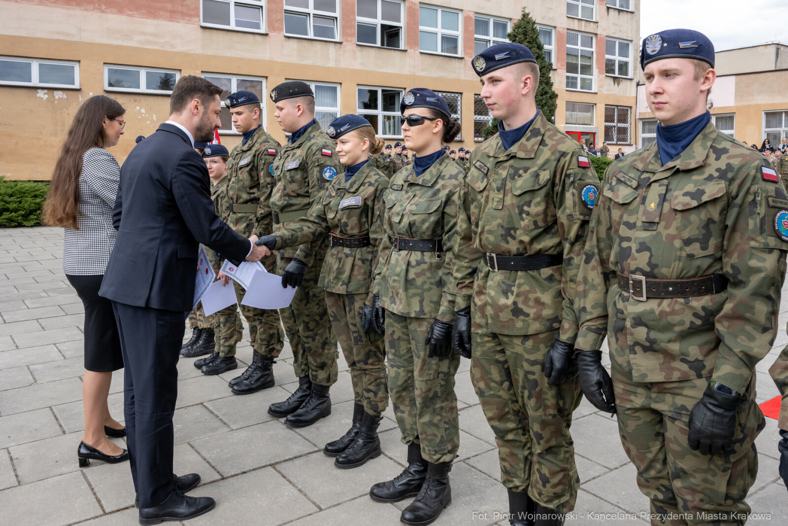 754_052_fot. Piotr Wojnarowski.jpg-Miszalski, pożegnanie, kadeci, XXV LO, pożegnanie, maturzyści  Autor: Piotr Wojnarowski