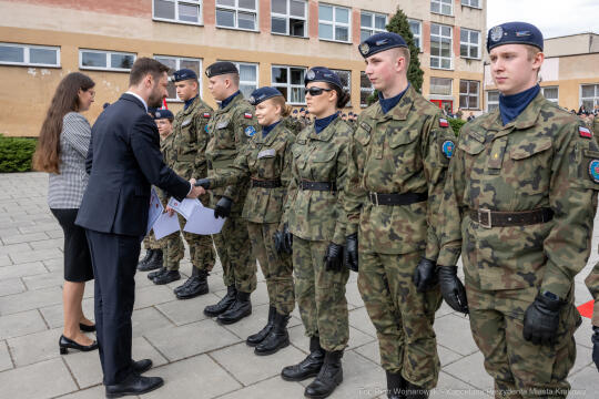 754_052_fot. Piotr Wojnarowski.jpg-Miszalski, pożegnanie, kadeci, XXV LO, pożegnanie, maturzyści