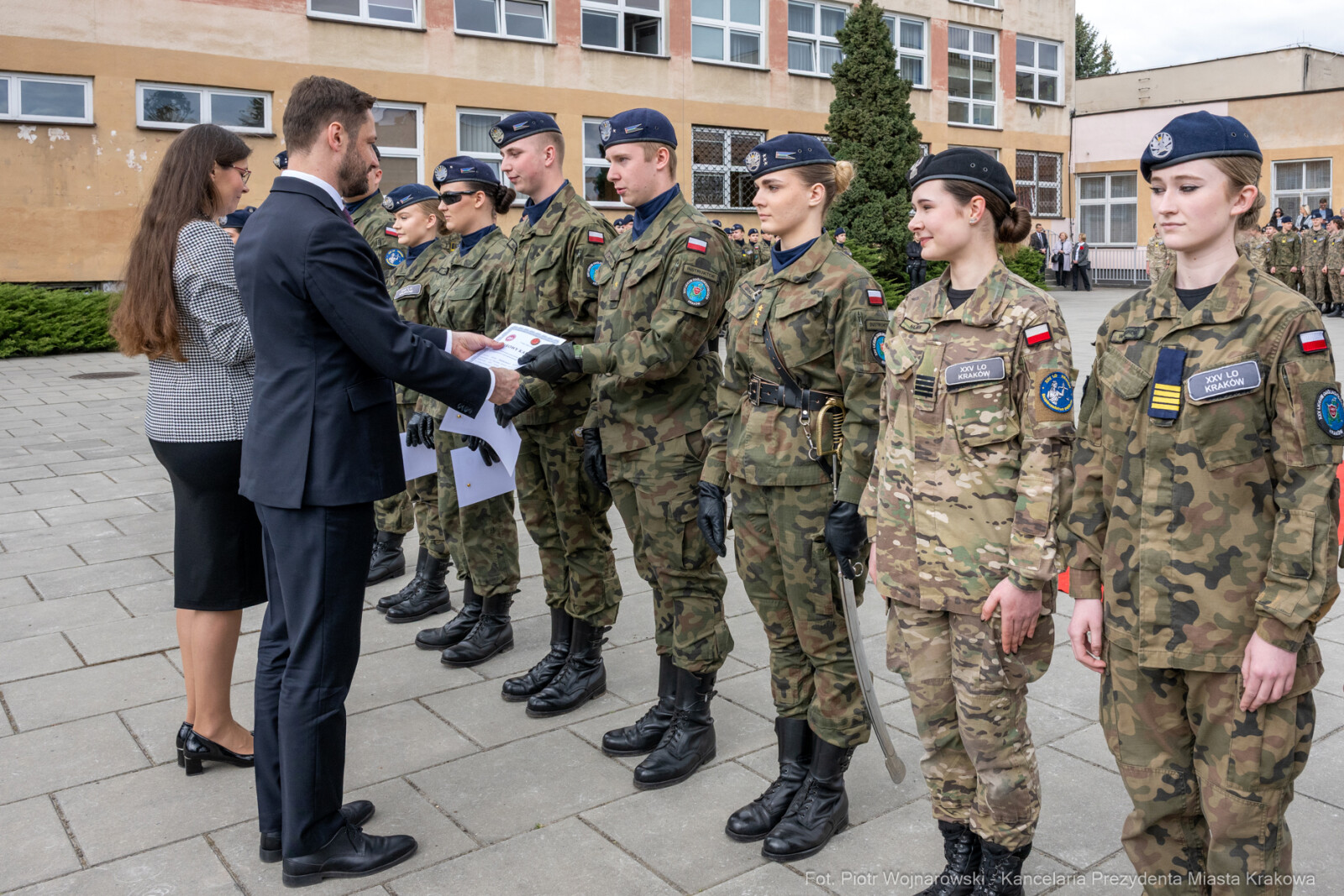 754_054_fot. Piotr Wojnarowski.jpg-Miszalski, pożegnanie, kadeci, XXV LO, pożegnanie, maturzyści  Autor: Piotr Wojnarowski