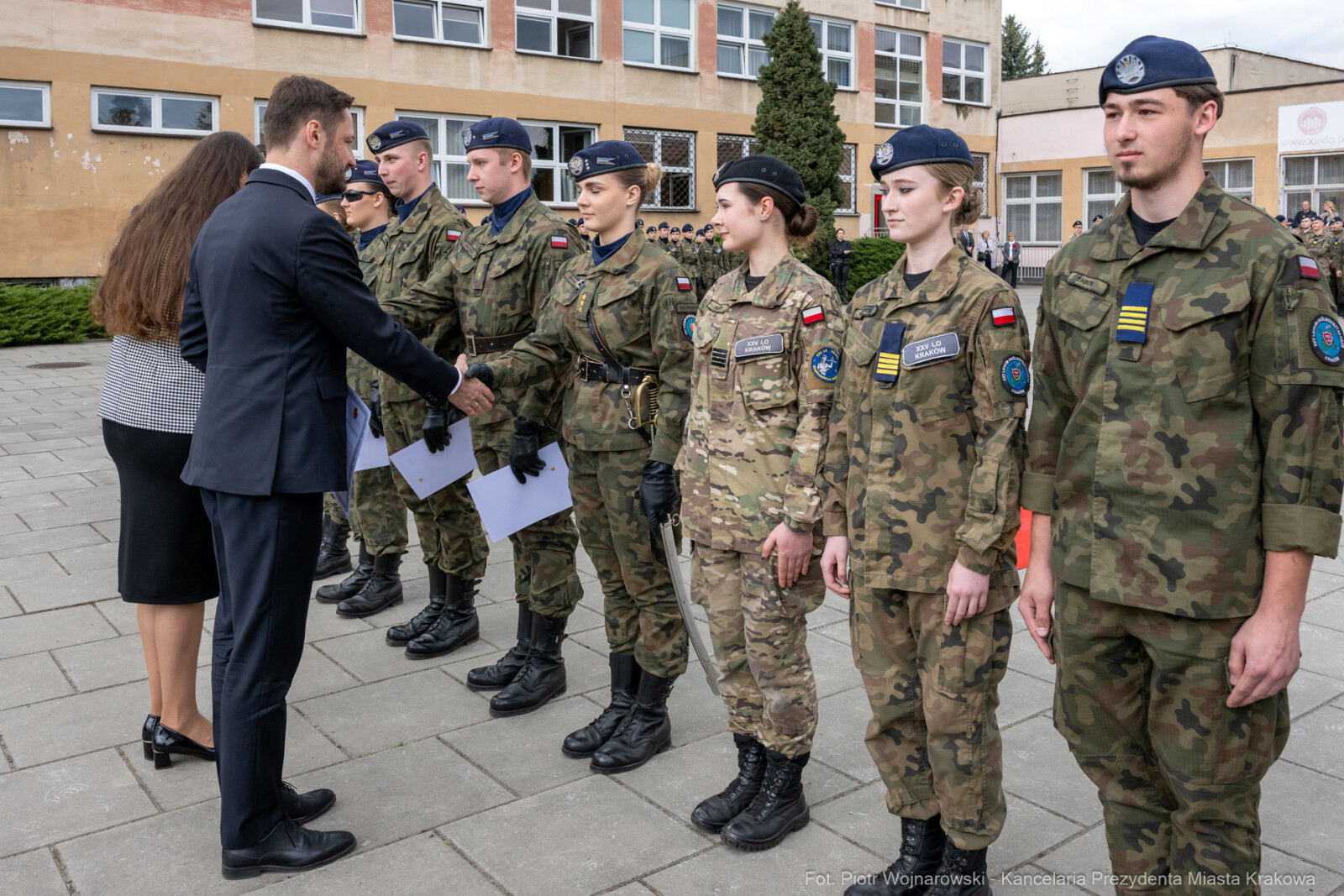 754_055_fot. Piotr Wojnarowski.jpg-Miszalski, pożegnanie, kadeci, XXV LO, pożegnanie, maturzyści  Autor: Piotr Wojnarowski