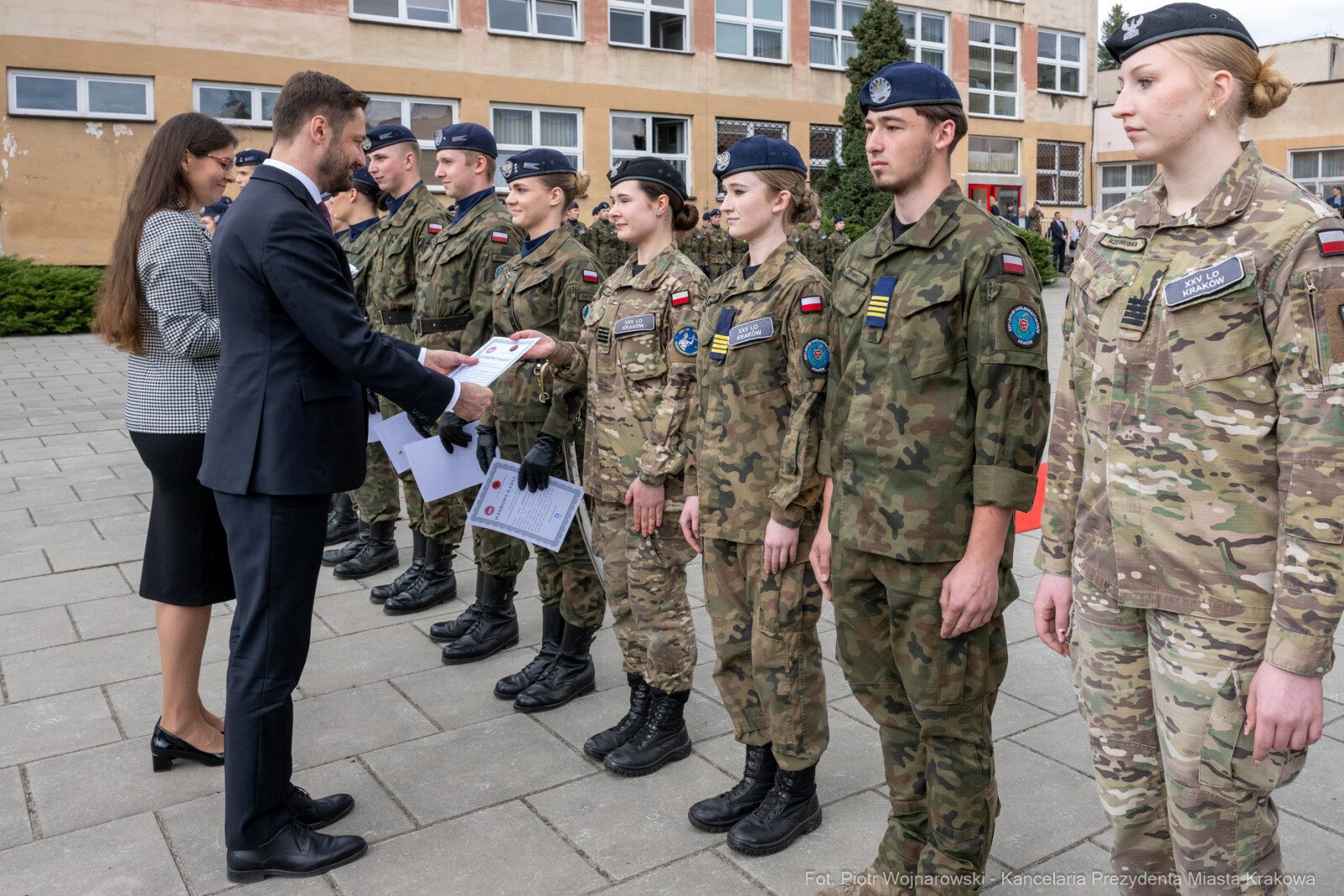 754_056_fot. Piotr Wojnarowski.jpg-Miszalski, pożegnanie, kadeci, XXV LO, pożegnanie, maturzyści  Autor: Piotr Wojnarowski