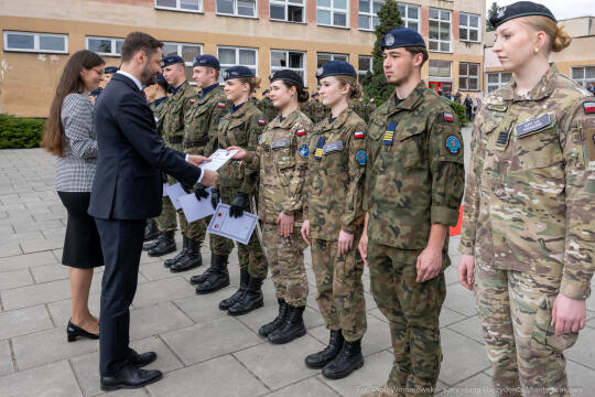 754_056_fot. Piotr Wojnarowski.jpg-Miszalski, pożegnanie, kadeci, XXV LO, pożegnanie, maturzyści