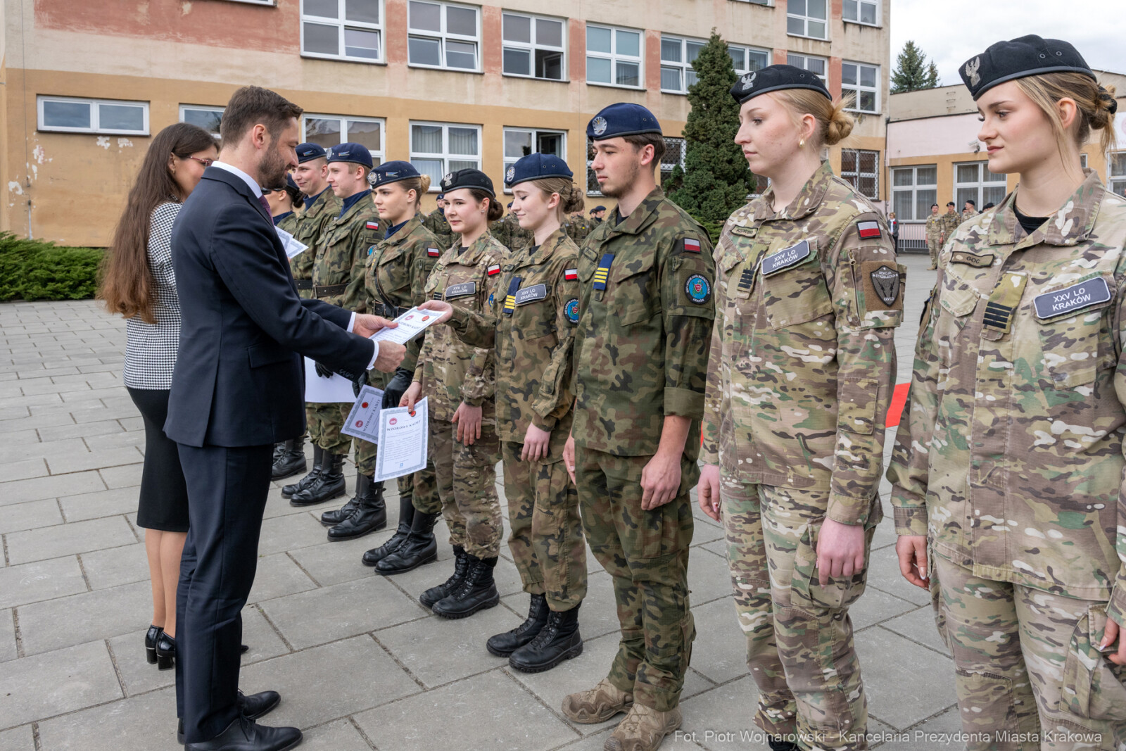 754_057_fot. Piotr Wojnarowski.jpg-Miszalski, pożegnanie, kadeci, XXV LO, pożegnanie, maturzyści  Autor: Piotr Wojnarowski