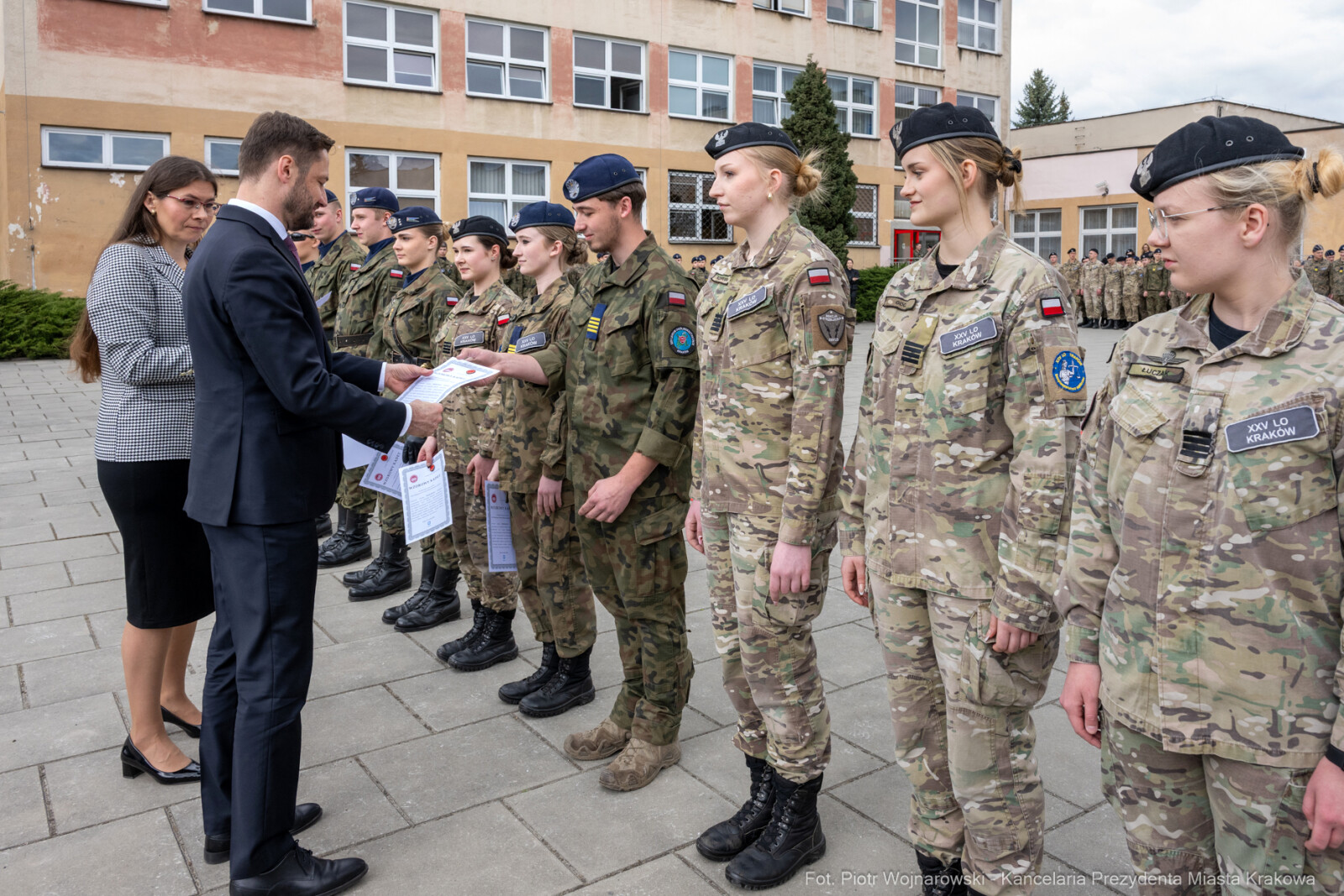 754_058_fot. Piotr Wojnarowski.jpg-Miszalski, pożegnanie, kadeci, XXV LO, pożegnanie, maturzyści  Autor: Piotr Wojnarowski