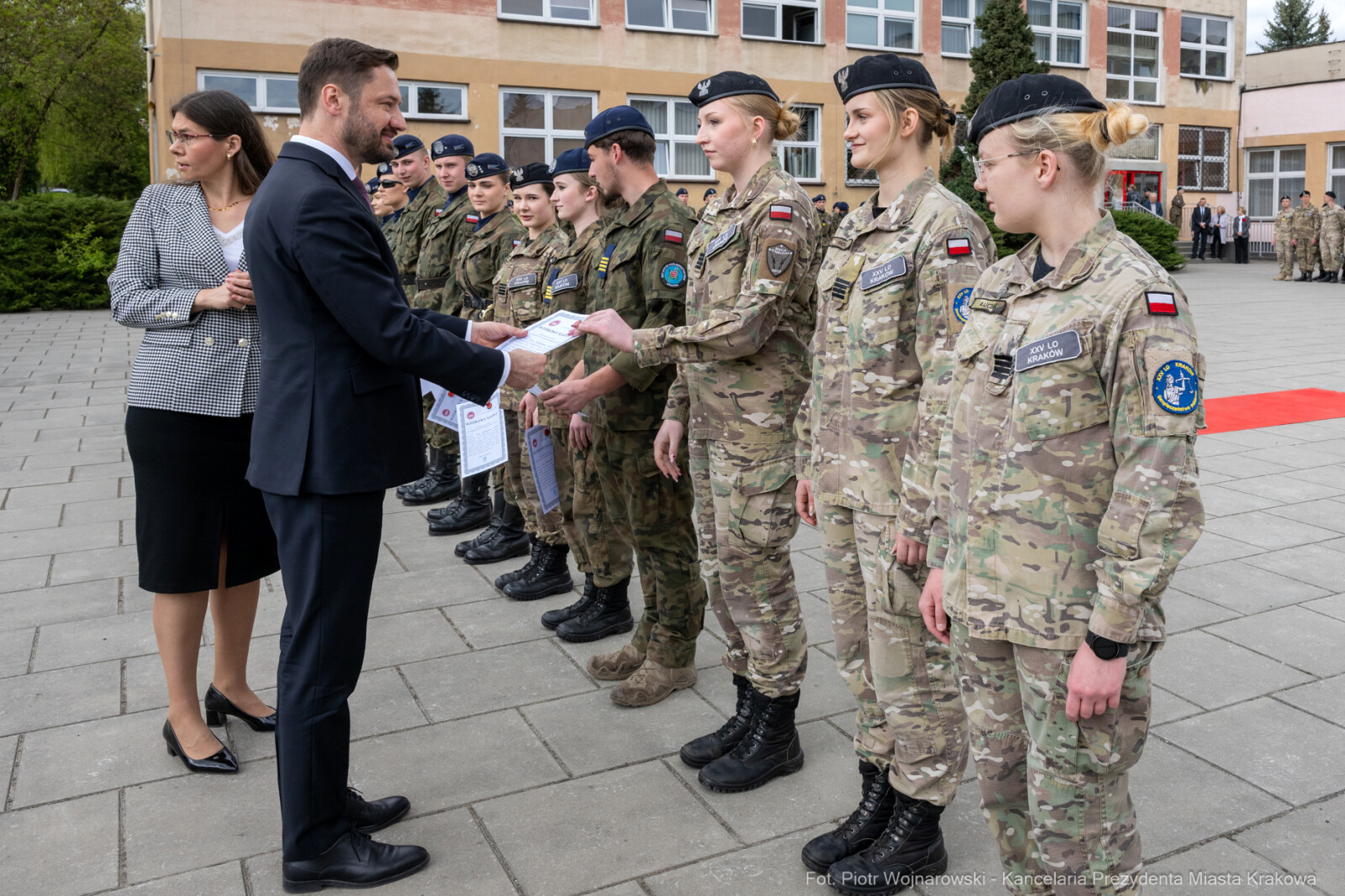 754_059_fot. Piotr Wojnarowski.jpg-Miszalski, pożegnanie, kadeci, XXV LO, pożegnanie, maturzyści  Autor: Piotr Wojnarowski