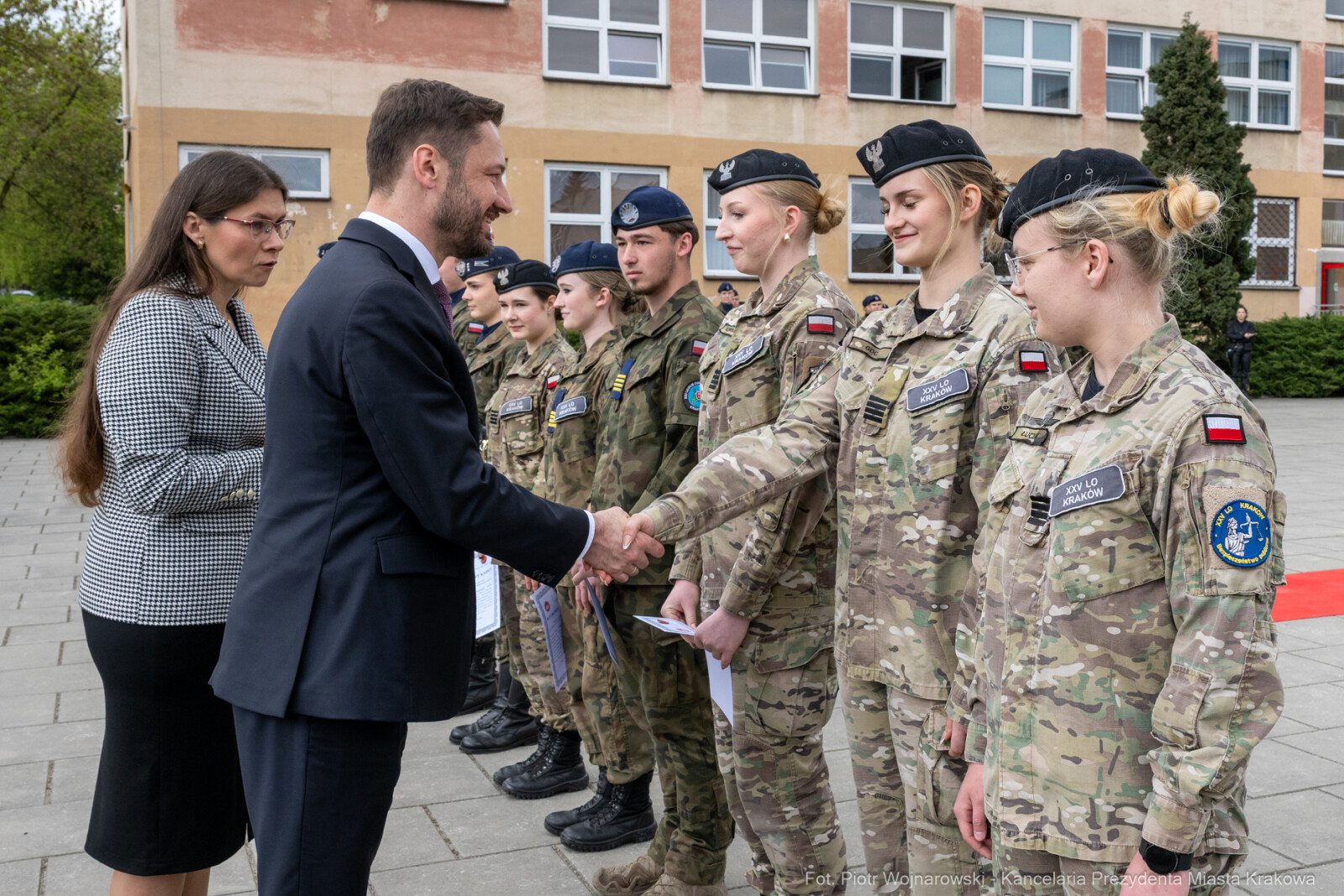 754_060_fot. Piotr Wojnarowski.jpg-Miszalski, pożegnanie, kadeci, XXV LO, pożegnanie, maturzyści  Autor: Piotr Wojnarowski