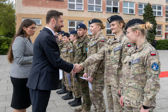 754_060_fot. Piotr Wojnarowski.jpg-Miszalski, pożegnanie, kadeci, XXV LO, pożegnanie, maturzyści