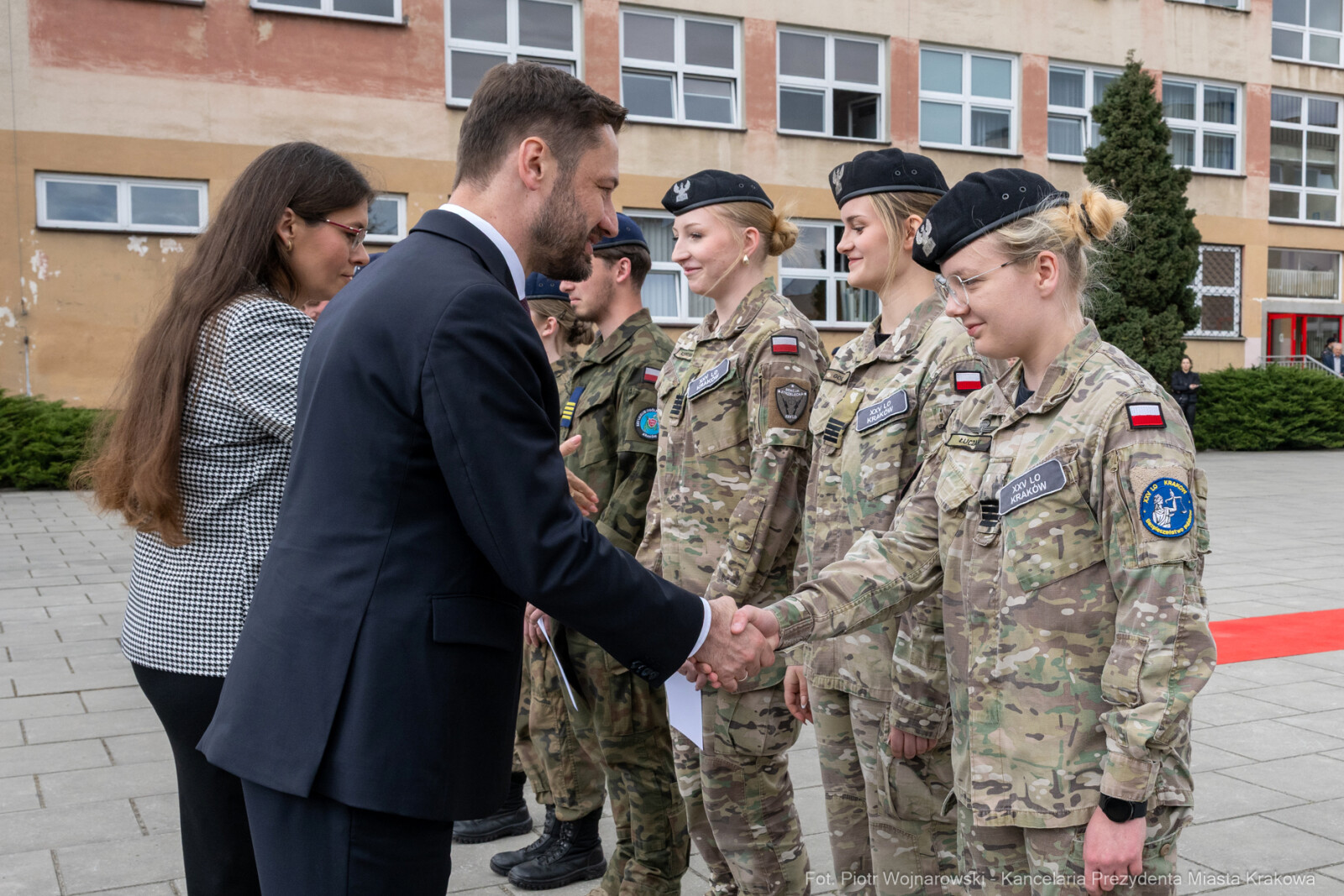 754_061_fot. Piotr Wojnarowski.jpg-Miszalski, pożegnanie, kadeci, XXV LO, pożegnanie, maturzyści  Autor: Piotr Wojnarowski