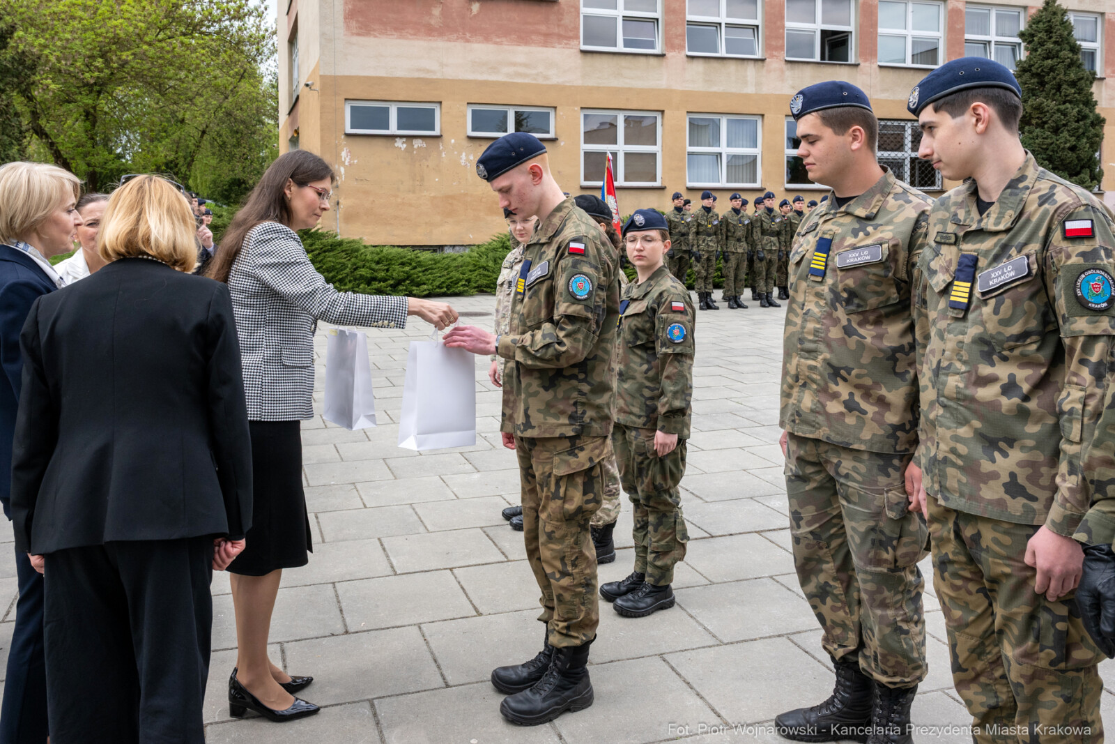 754_063_fot. Piotr Wojnarowski.jpg-Miszalski, pożegnanie, kadeci, XXV LO, pożegnanie, maturzyści  Autor: Piotr Wojnarowski