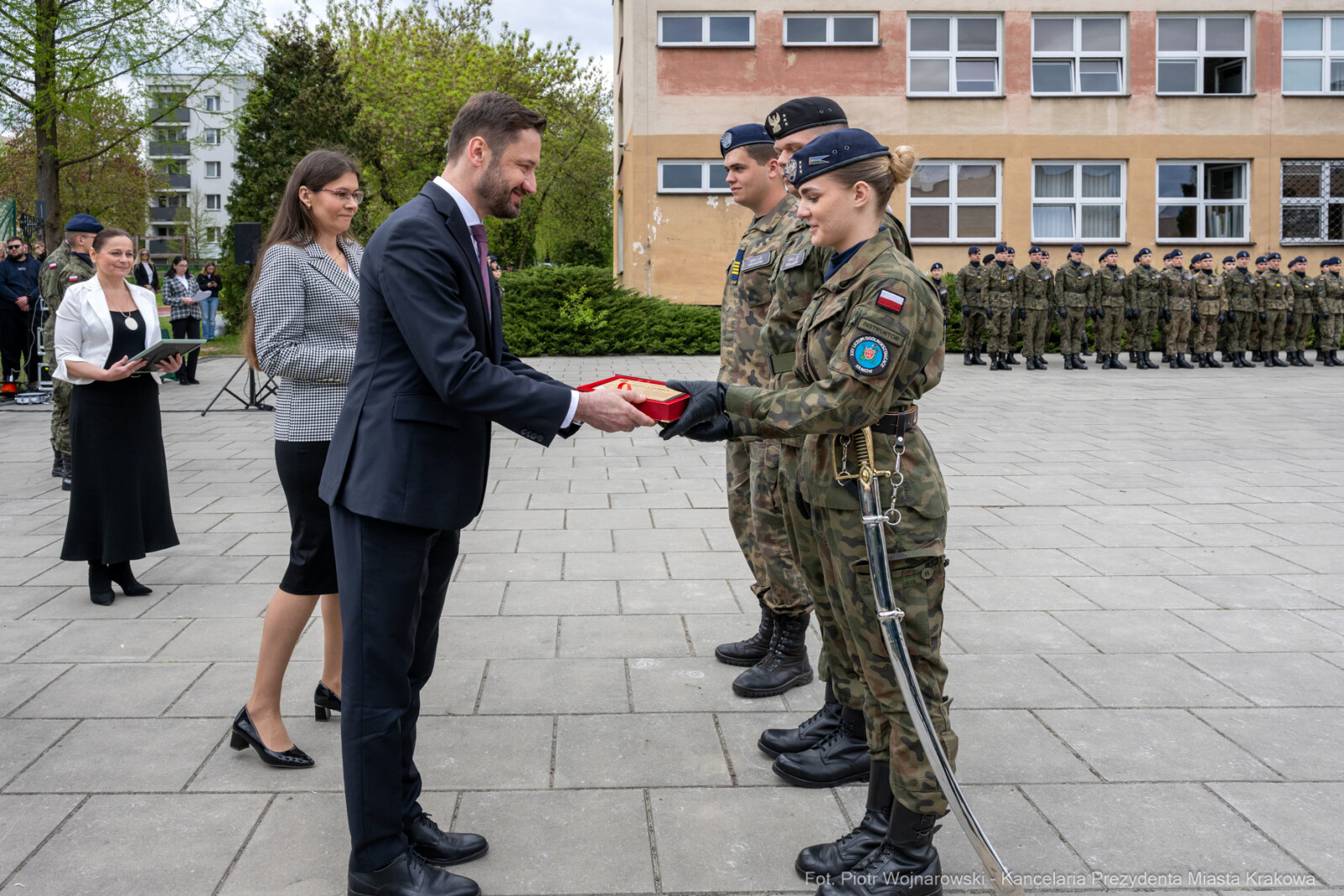 754_064_fot. Piotr Wojnarowski.jpg-Miszalski, pożegnanie, kadeci, XXV LO, pożegnanie, maturzyści  Autor: Piotr Wojnarowski