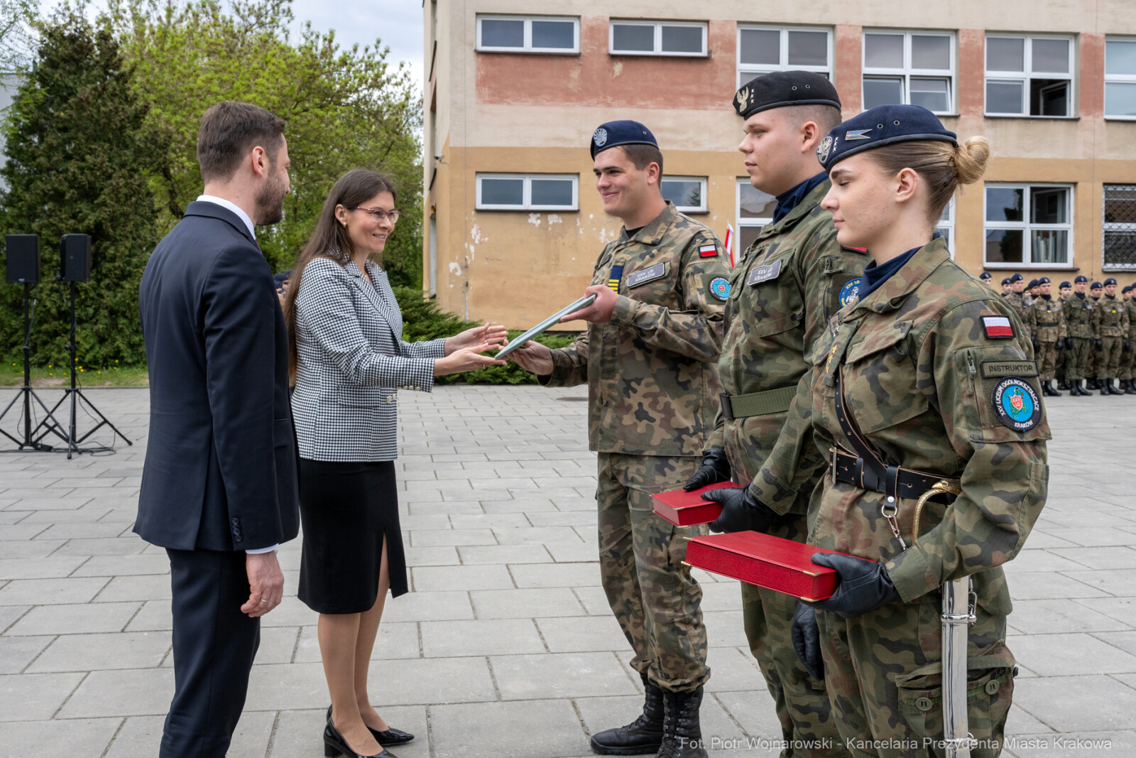 754_066_fot. Piotr Wojnarowski.jpg-Miszalski, pożegnanie, kadeci, XXV LO, pożegnanie, maturzyści  Autor: Piotr Wojnarowski