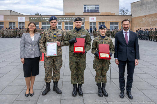 754_068_fot. Piotr Wojnarowski.jpg-Miszalski, pożegnanie, kadeci, XXV LO, pożegnanie, maturzyści