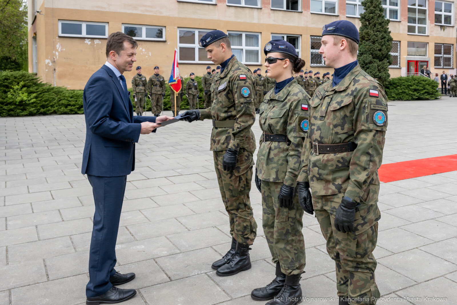 754_069_fot. Piotr Wojnarowski.jpg-Miszalski, pożegnanie, kadeci, XXV LO, pożegnanie, maturzyści  Autor: Piotr Wojnarowski