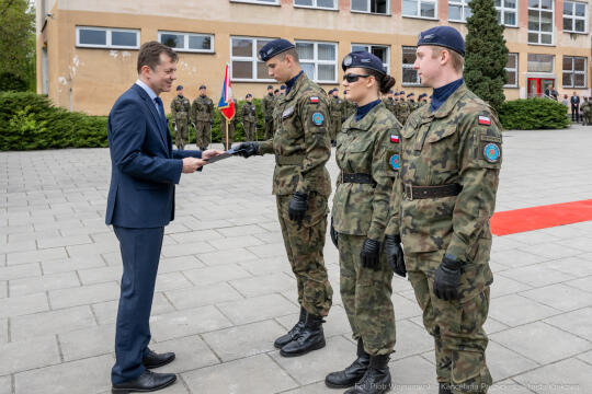 754_069_fot. Piotr Wojnarowski.jpg-Miszalski, pożegnanie, kadeci, XXV LO, pożegnanie, maturzyści