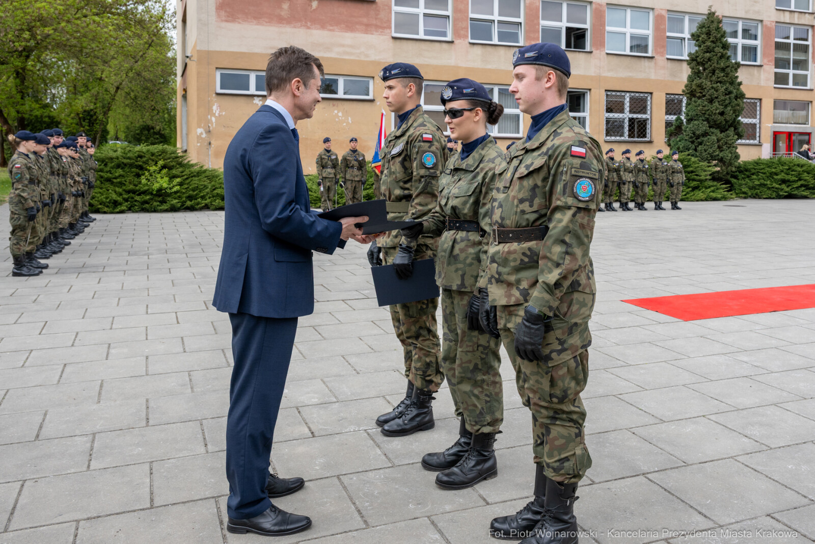 754_070_fot. Piotr Wojnarowski.jpg-Miszalski, pożegnanie, kadeci, XXV LO, pożegnanie, maturzyści  Autor: Piotr Wojnarowski