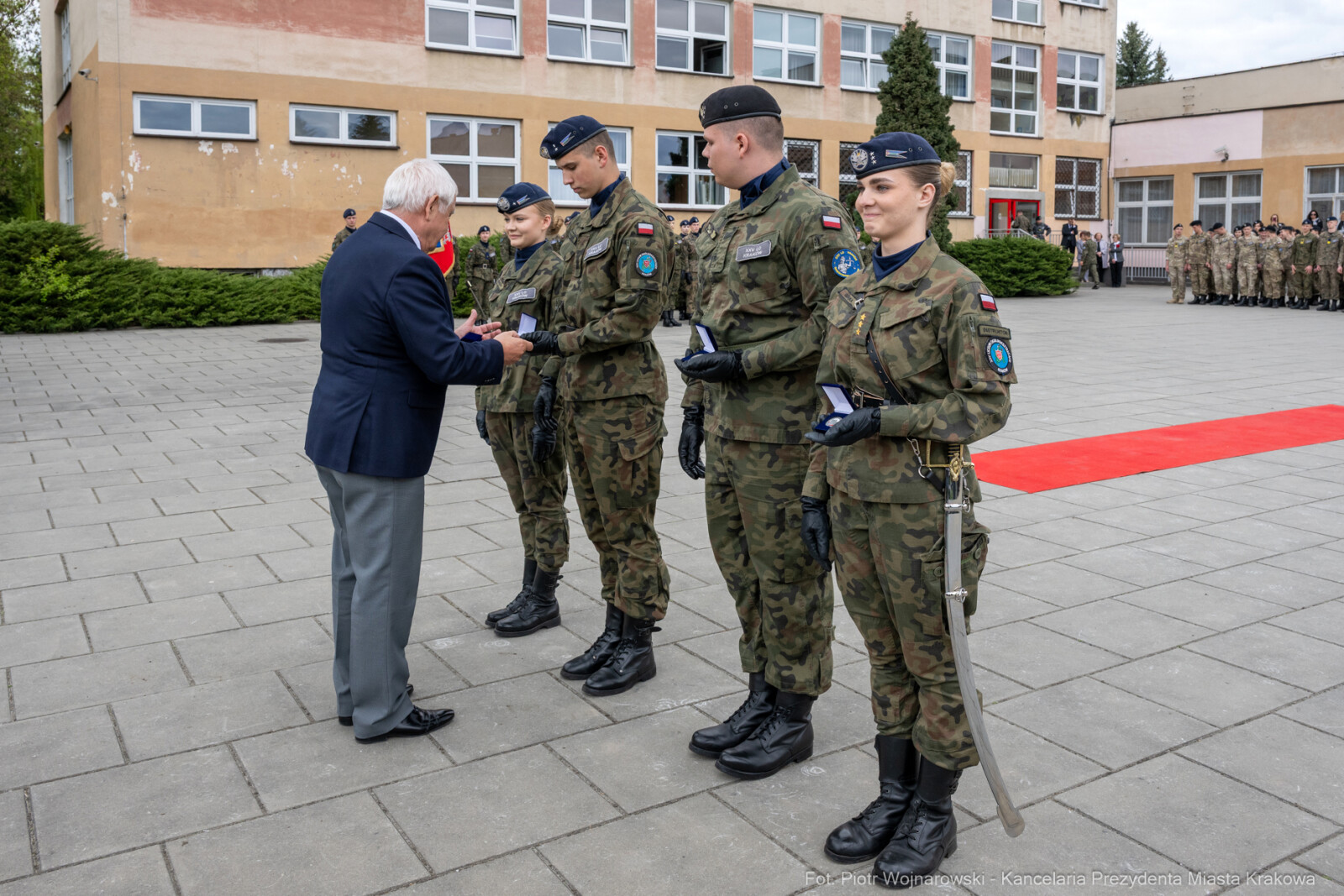 754_075_fot. Piotr Wojnarowski.jpg-Miszalski, pożegnanie, kadeci, XXV LO, pożegnanie, maturzyści  Autor: Piotr Wojnarowski