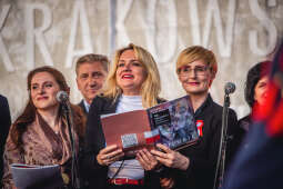 Tłumy krakowian zaśpiewały na Małym Rynku podczas 95. Krakowskiej Lekcji Śpiewania