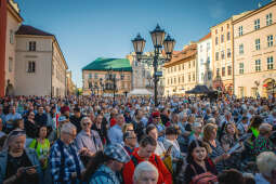 Tłumy krakowian zaśpiewały na Małym Rynku podczas 95. Krakowskiej Lekcji Śpiewania