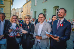 Tłumy krakowian zaśpiewały na Małym Rynku podczas 95. Krakowskiej Lekcji Śpiewania